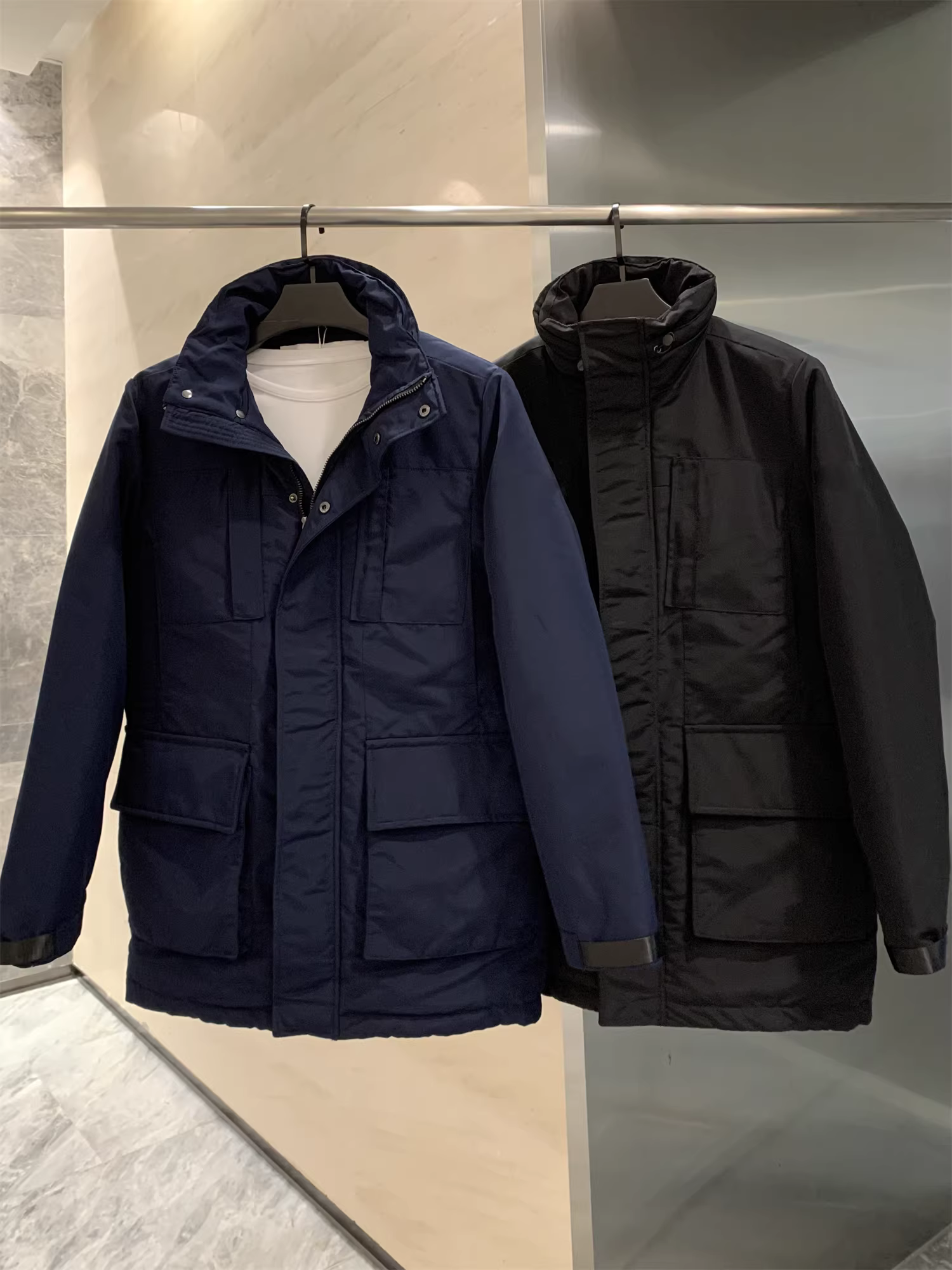 Áo khoác cotton dày dặn, có lót lông cừu, nhiều túi, cổ đứng, dài ngang hông, khóa kéo, kiểu đuôi én của Don Quixote, rất cần thiết cho mùa thu đông.