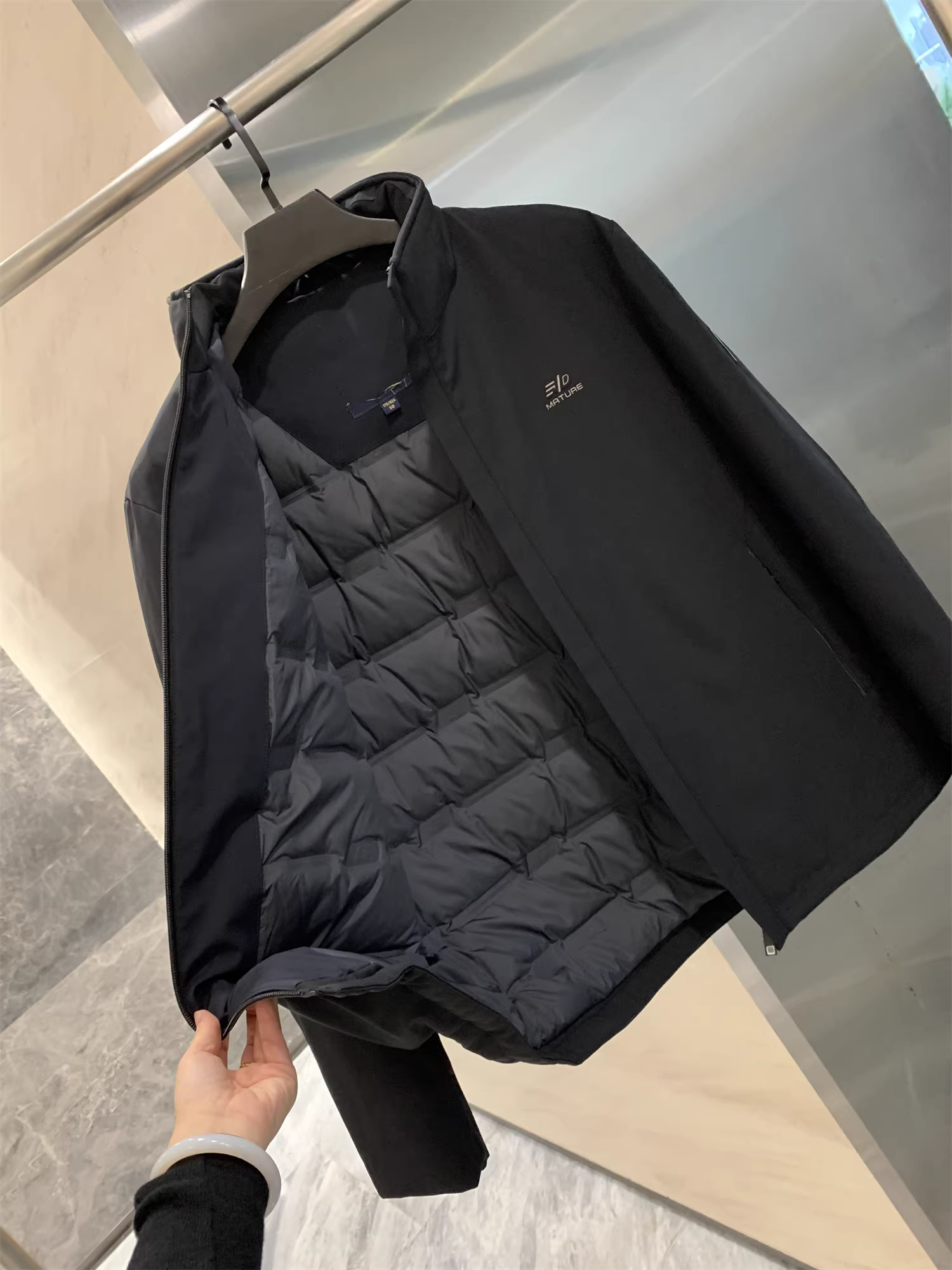 Don Quixote H series! 90% lông vịt! Áo khoác lông vũ cổ đứng chất liệu vải lụa sữa mùa đông dành cho nam.