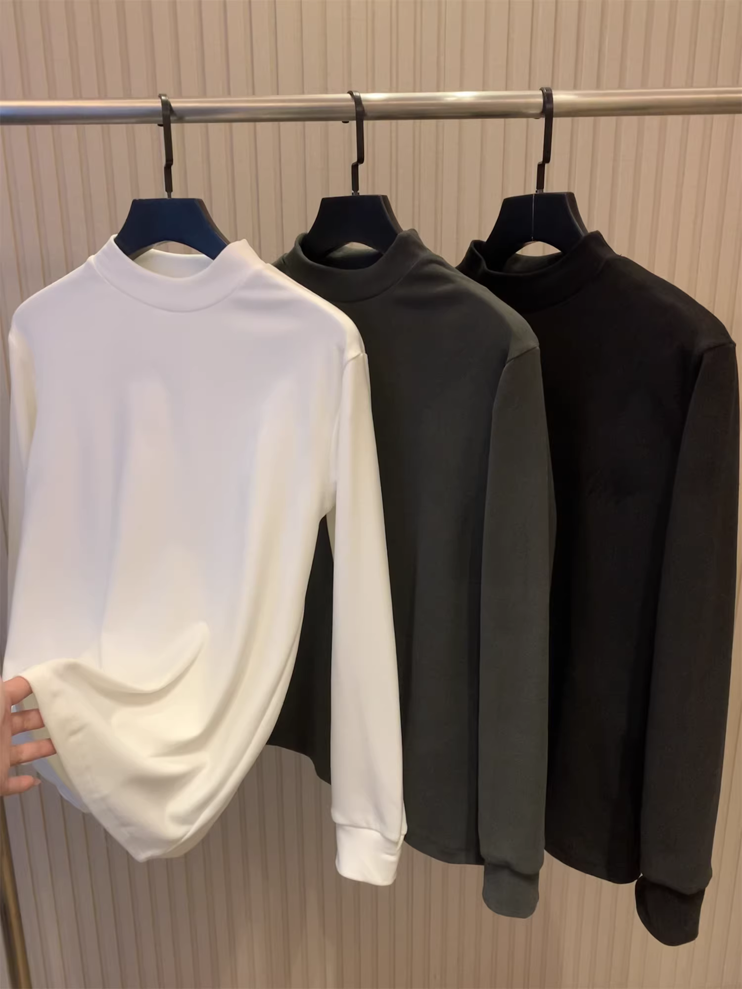 Don Quixote là món đồ cần thiết cho mùa Thu/Đông! Chất liệu vải nhung Đức hai mặt! Áo len nam mùa đông màu trơn cổ nửa cao.