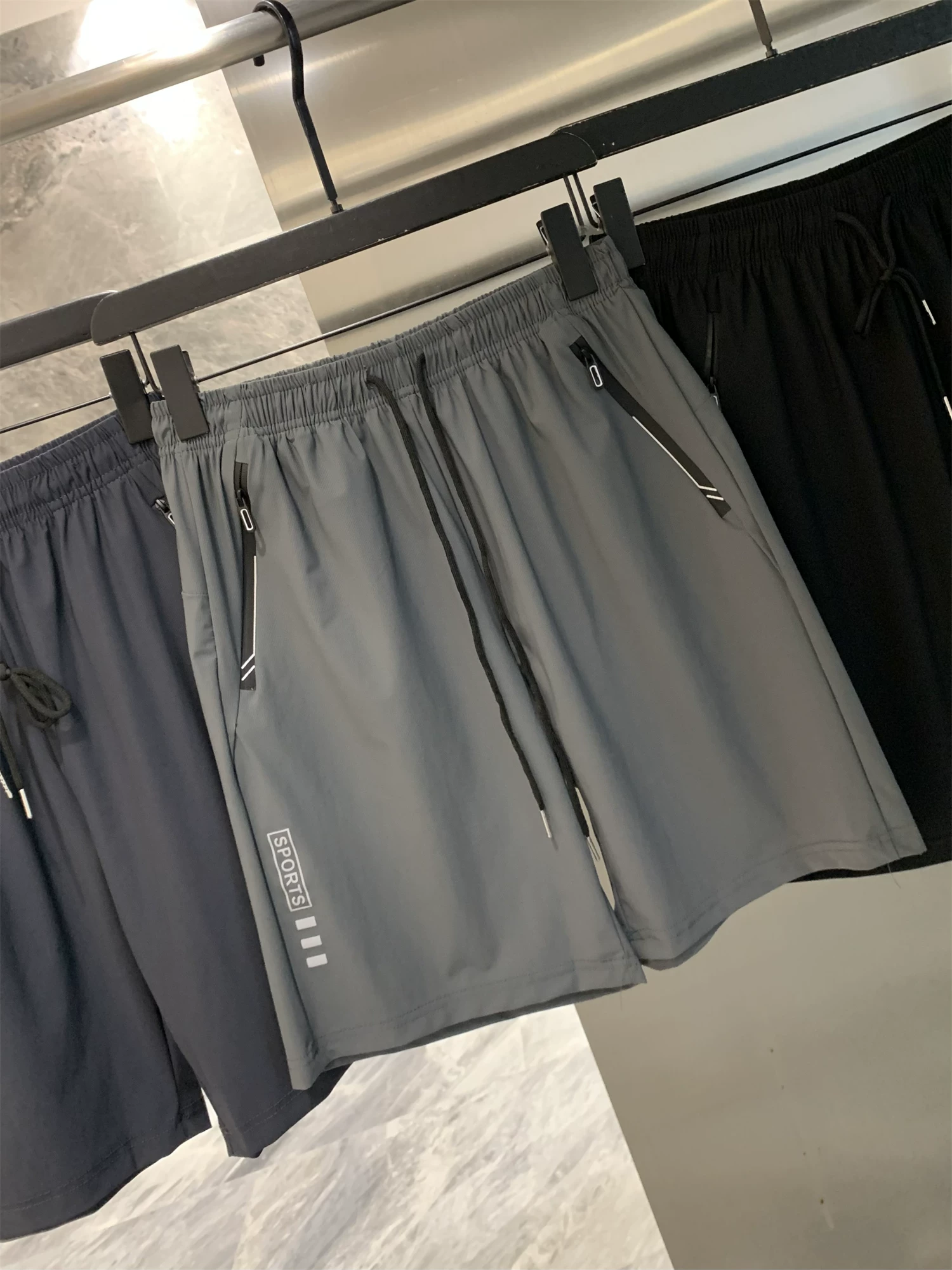 Don Quixote Ice Silk Nhanh khô! Mỏng và thoáng khí cho mùa hè! Quần short thể thao mềm mại, kiểu dáng thể thao, quần năm điểm