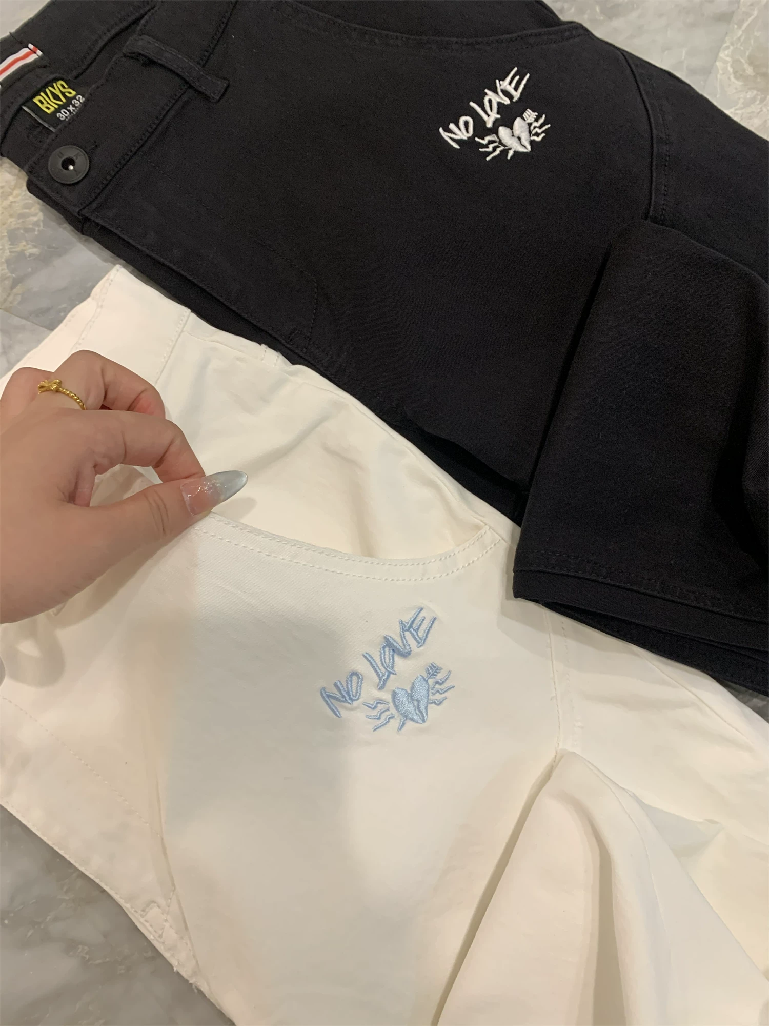 Don Quixote, đẹp và độc đáo! Tay nghề thêu tinh xảo! Quần jean nam chất liệu denim co giãn, kiểu dáng casual.