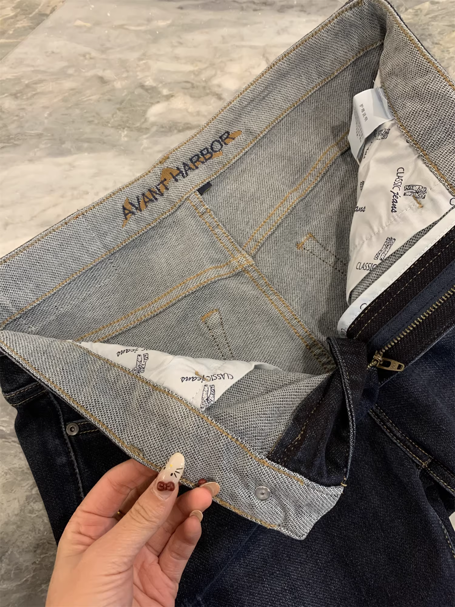 Quần jean nam dáng thẳng, chất liệu bền chắc, thương hiệu Don Quixote H, kiểu dáng cổ điển! Thoải mái khi mặc, thích hợp cho mùa thu đông.