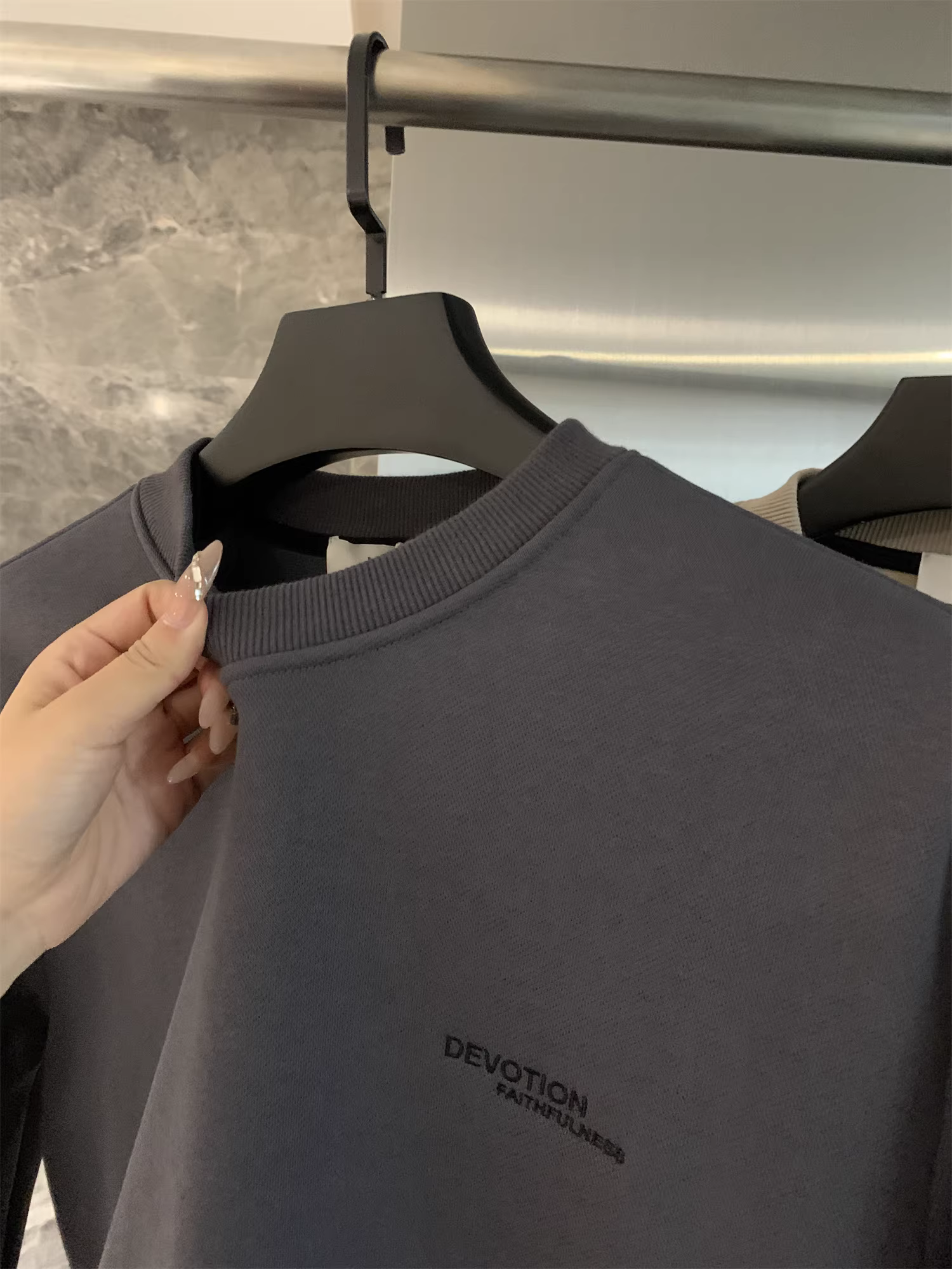 Thương hiệu thời trang theo phong cách Nhật Bản Don Quixote! Áo len cổ tròn dáng rộng đa năng, thời trang, lót lông cừu dày dặn dành cho nam mùa thu đông