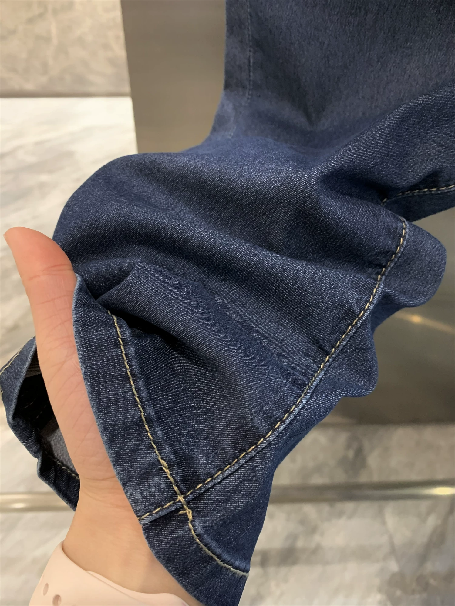 Dòng sản phẩm nhẹ Don Quixote! Chất liệu cotton pha, mềm mại và nhẹ nhàng, quần âu ống đứng, quần jean nam.