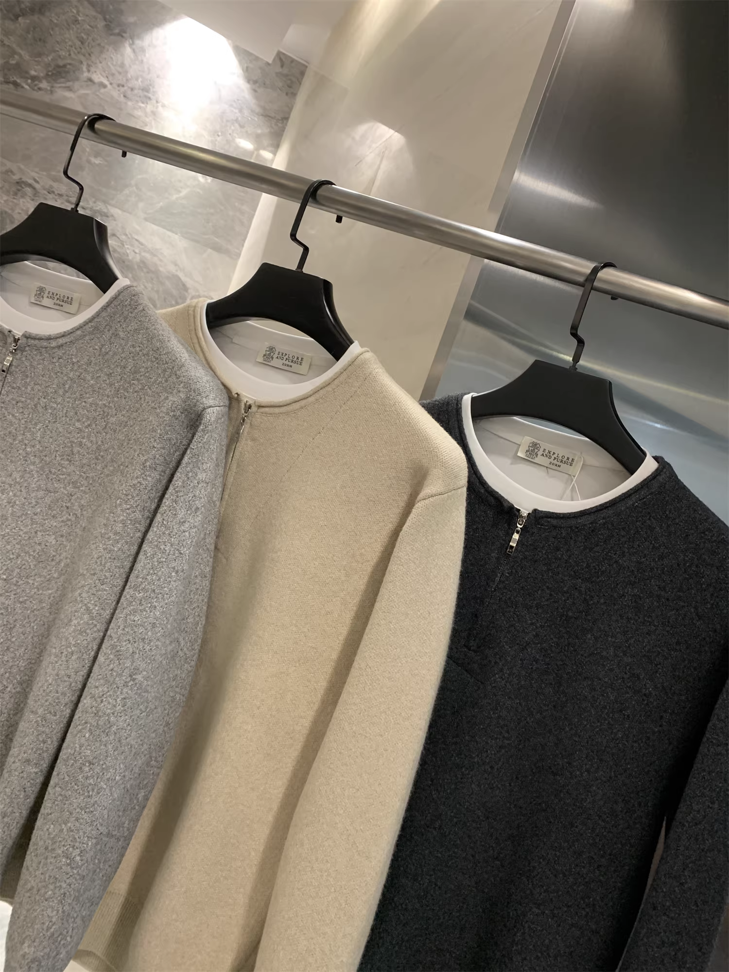 Don Quixote, phong cách tiền bạc cổ điển thanh lịch! Ấm áp và tinh tế! Áo len dệt kim cổ tròn hai lớp giả hai mảnh sang trọng nhẹ nhàng.