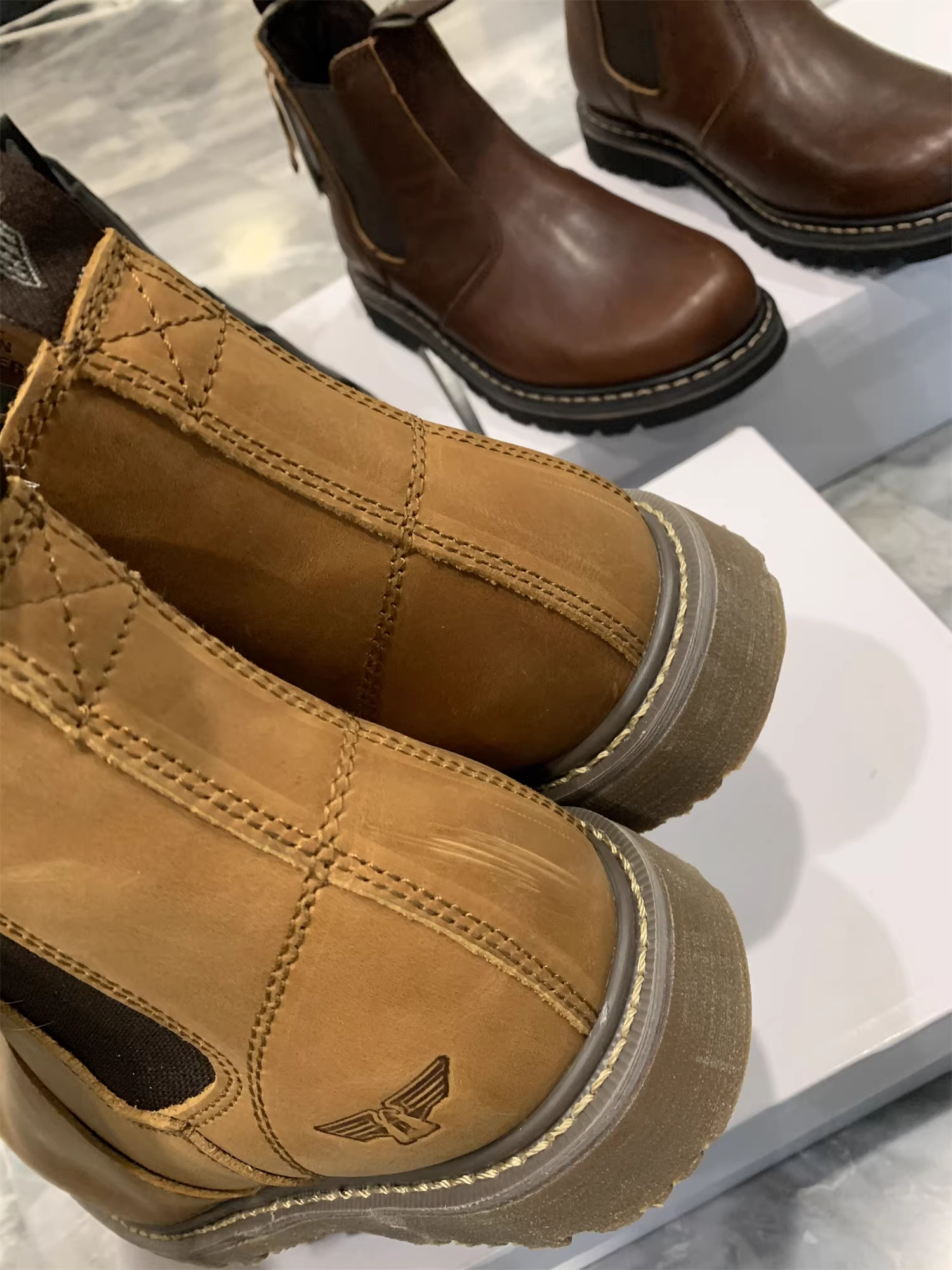 Sản phẩm hàng đầu của Don Quixote! Giày Chelsea cao cổ, kiểu lười, làm từ da bò nguyên tấm của Úc với công nghệ Goodyear welted.