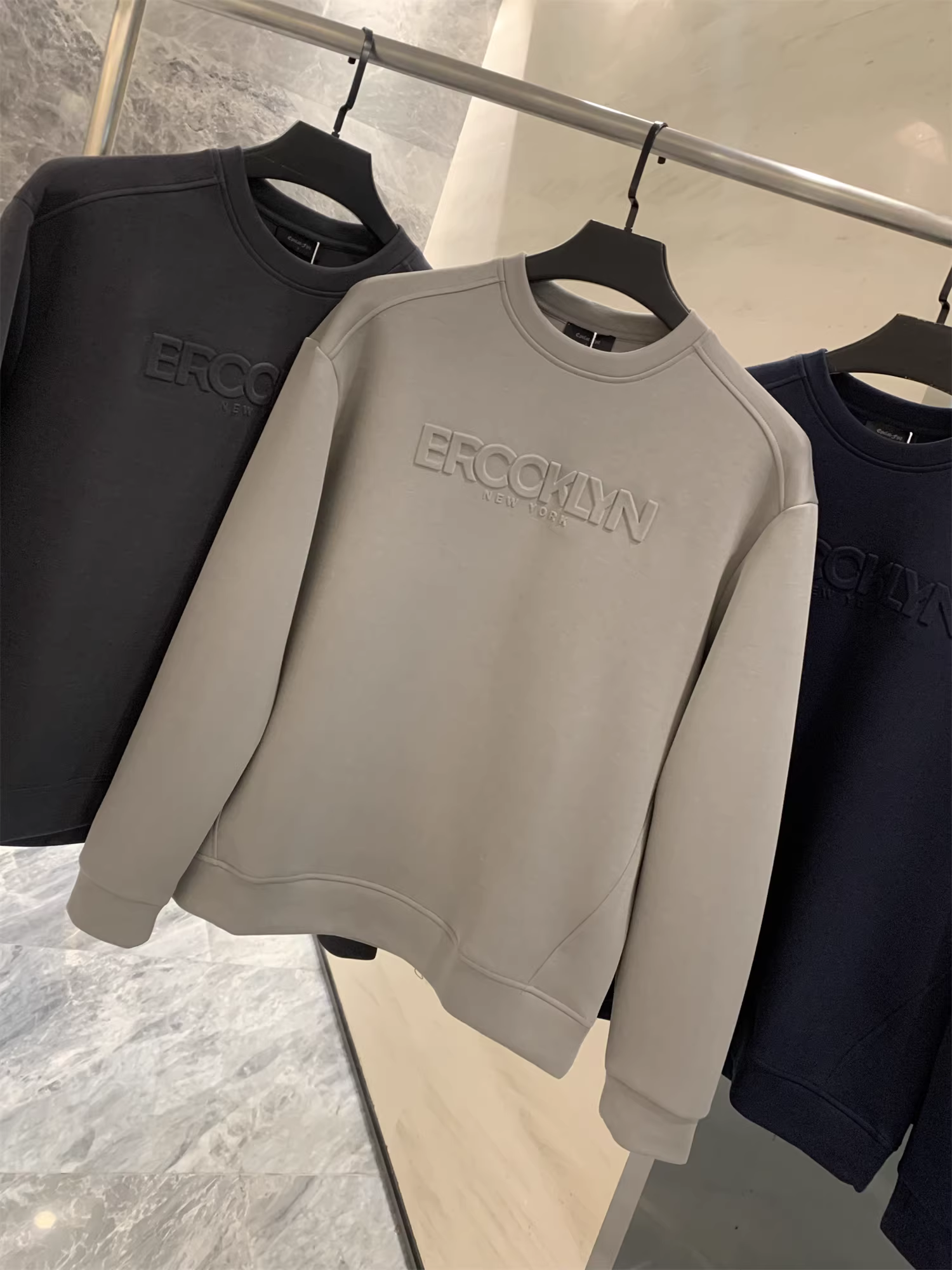 Don Quixote, sự sang trọng nhỏ gọn! Thiết kế nổi 3D! Áo nỉ nam cổ tròn màu trơn đa năng, phong cách thường ngày, xu hướng thu đông.