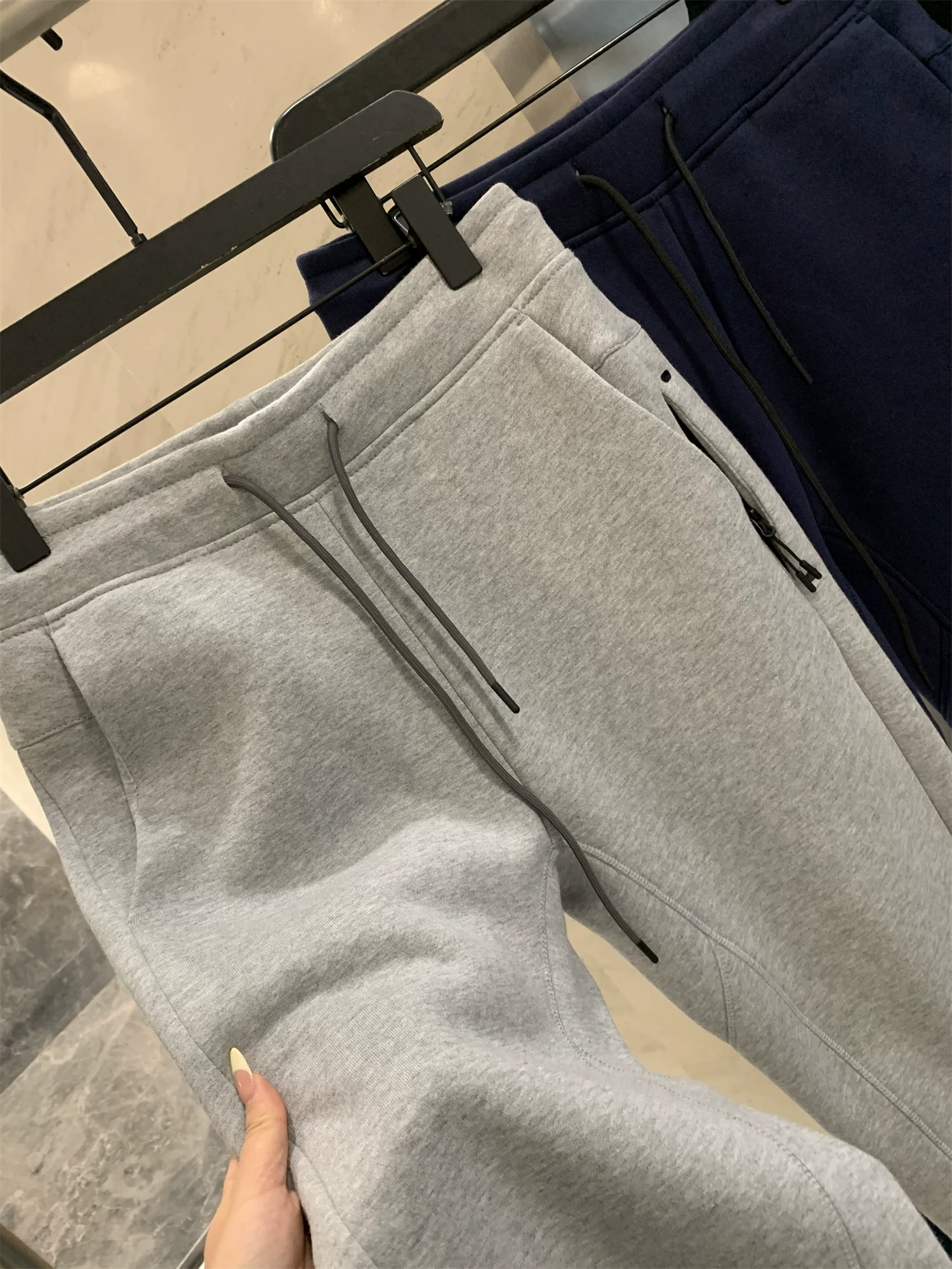 Quần ống côn Don Quixote! Vải Toray thoáng khí! Quần thể thao nam có túi khóa kéo, màu trơn, kiểu dáng đơn giản.