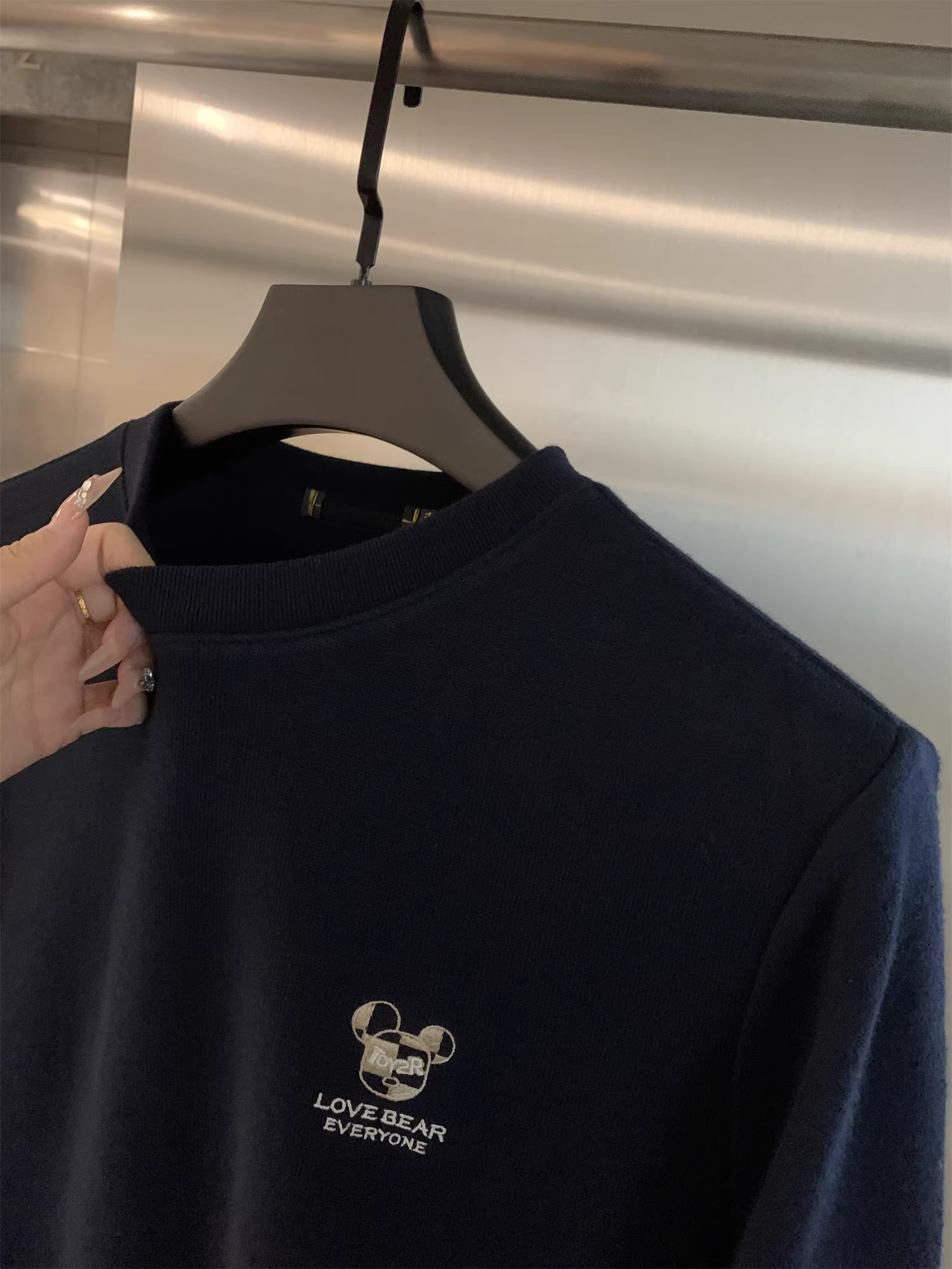 Don Quixote 278 đang trên quầy! Áo len lót lông cừu và dày dặn! Áo len dệt kim cổ tròn thêu họa tiết, đa năng, phong cách mùa thu đông.