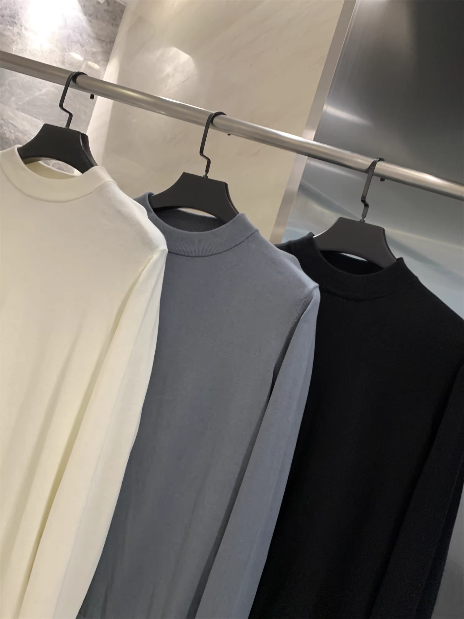 Don Quixote đến Thụy Điển! 100% cotton! Áo len nam dệt kim trơn màu, chất liệu dệt kim mịn, thích hợp cho mùa thu đông.