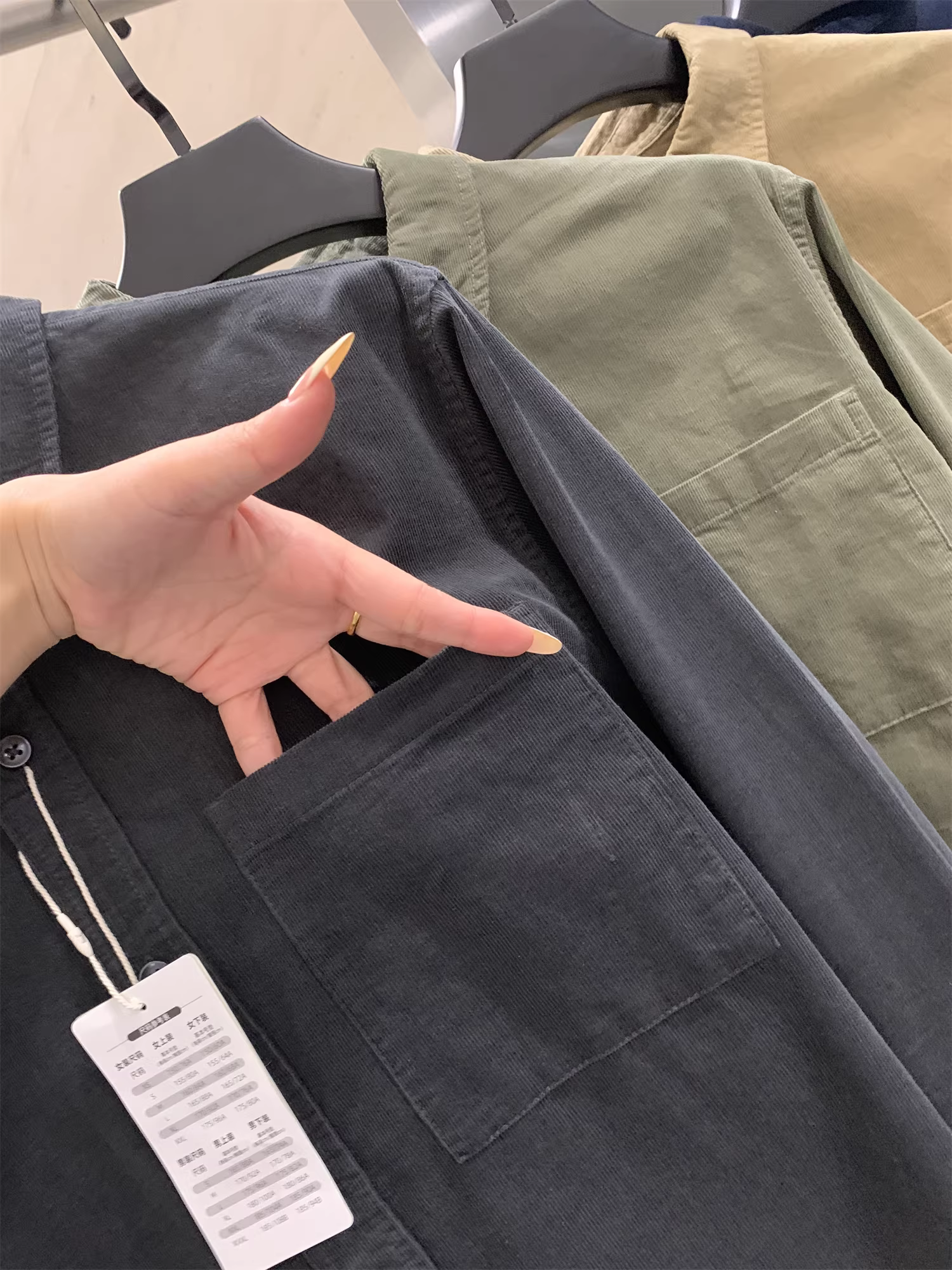 Don Quixote 100% cotton! Chất liệu vải chải mềm mại, thân thiện với da, màu trơn, áo sơ mi dài tay cổ trụ đa năng, phong cách thường ngày.