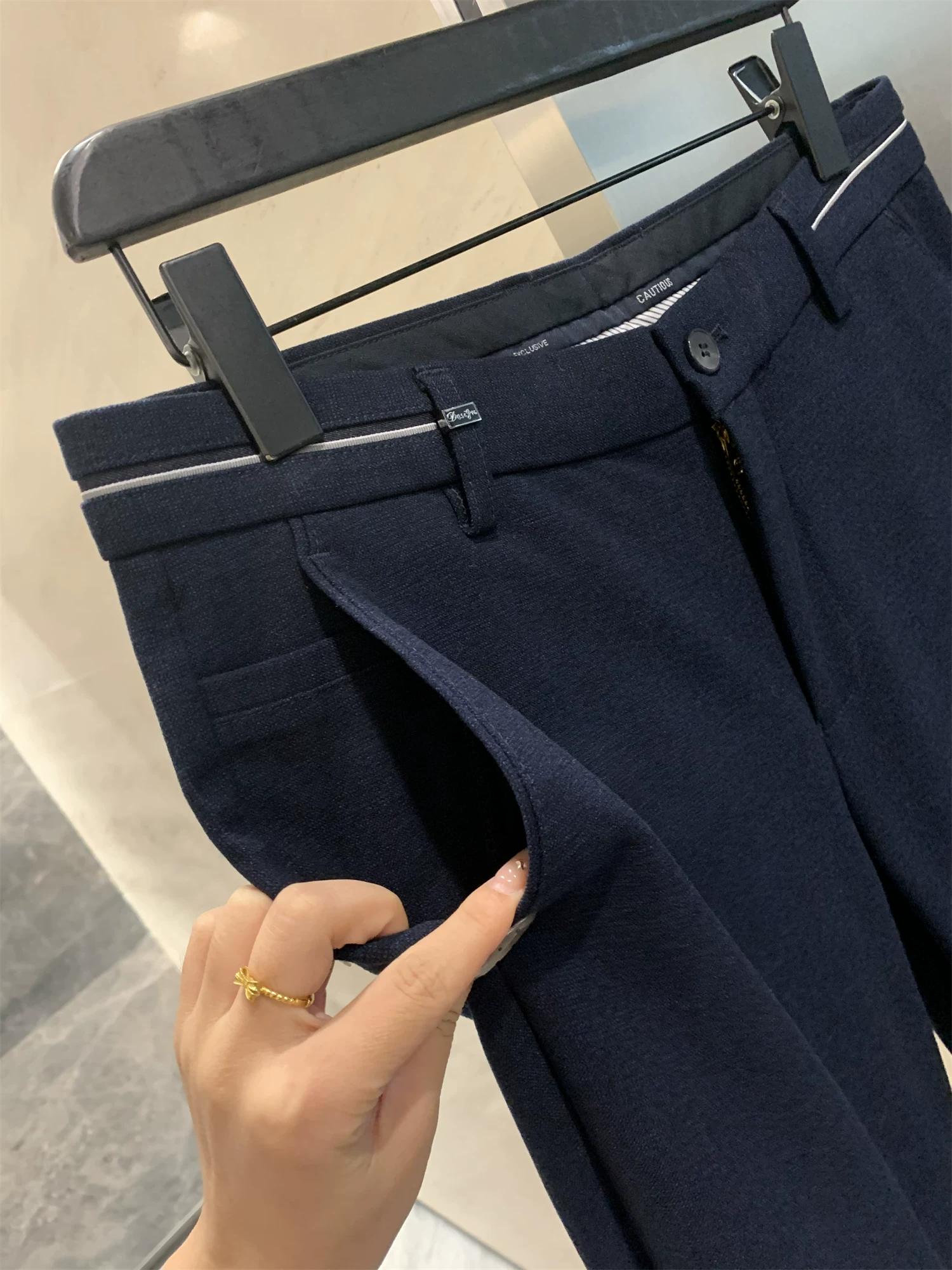 Don Quixote Haijia! Rất phong cách và ngầu! Quần âu thẳng ống đứng dày dặn và ấm áp dành cho nam giới trong mùa xuân, mùa thu và mùa đông.