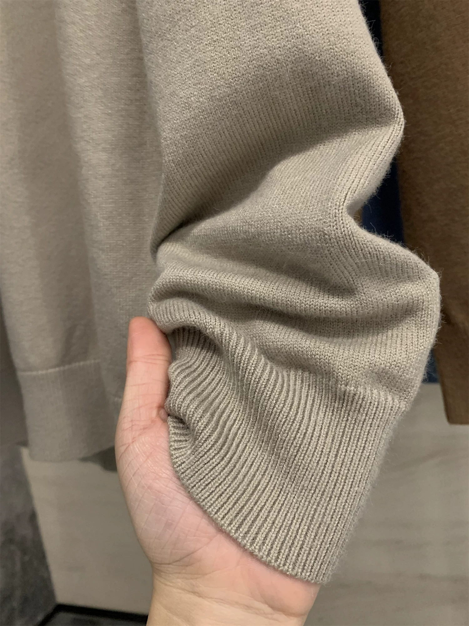 Đơn đặt hàng của công ty Don Quixote ODM! Kết hợp chất liệu! Áo len dệt kim màu trơn đa năng, phong cách thu đông dành cho nam.