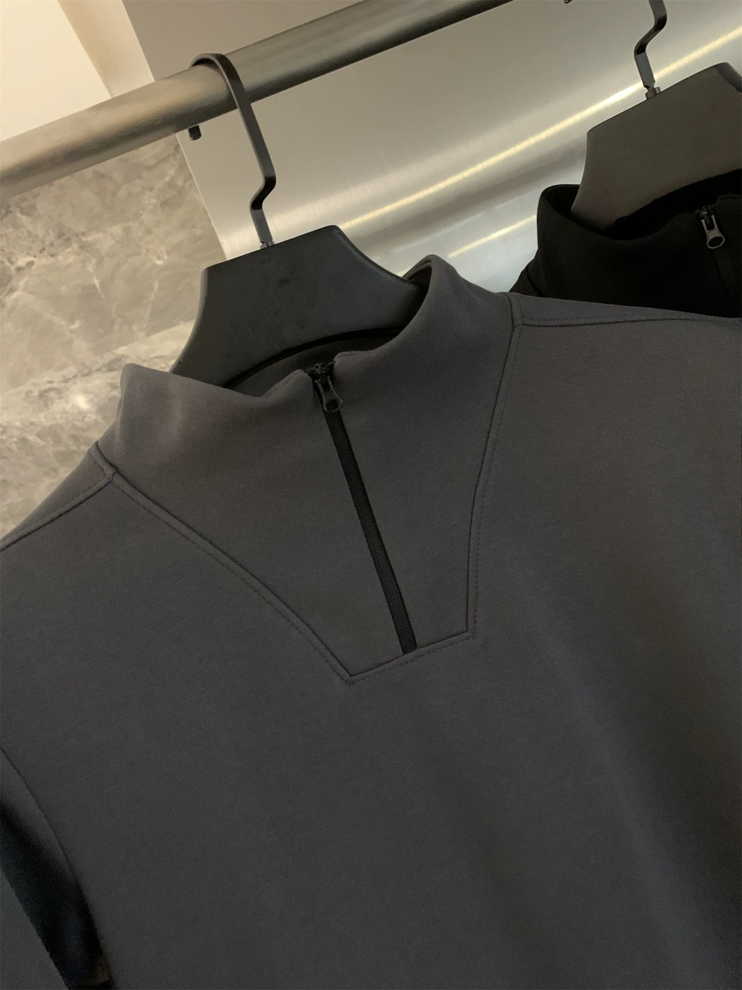 Áo nỉ Don Quixote phiên bản thiết kế! Áo nỉ có lớp khí dệt hai mặt, cổ đứng nửa khóa kéo, lót đơn/lót lông cừu dành cho nam và nữ.