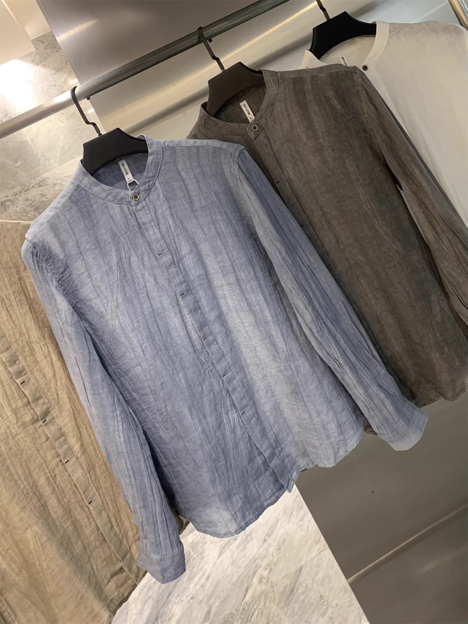 Áo sơ mi nam Don Quixote 100% vải lanh! Áo sơ mi dài tay cổ đứng nhỏ gọn, thoáng mát, chất liệu mỏng nhẹ, thích hợp cho mùa xuân/hè.