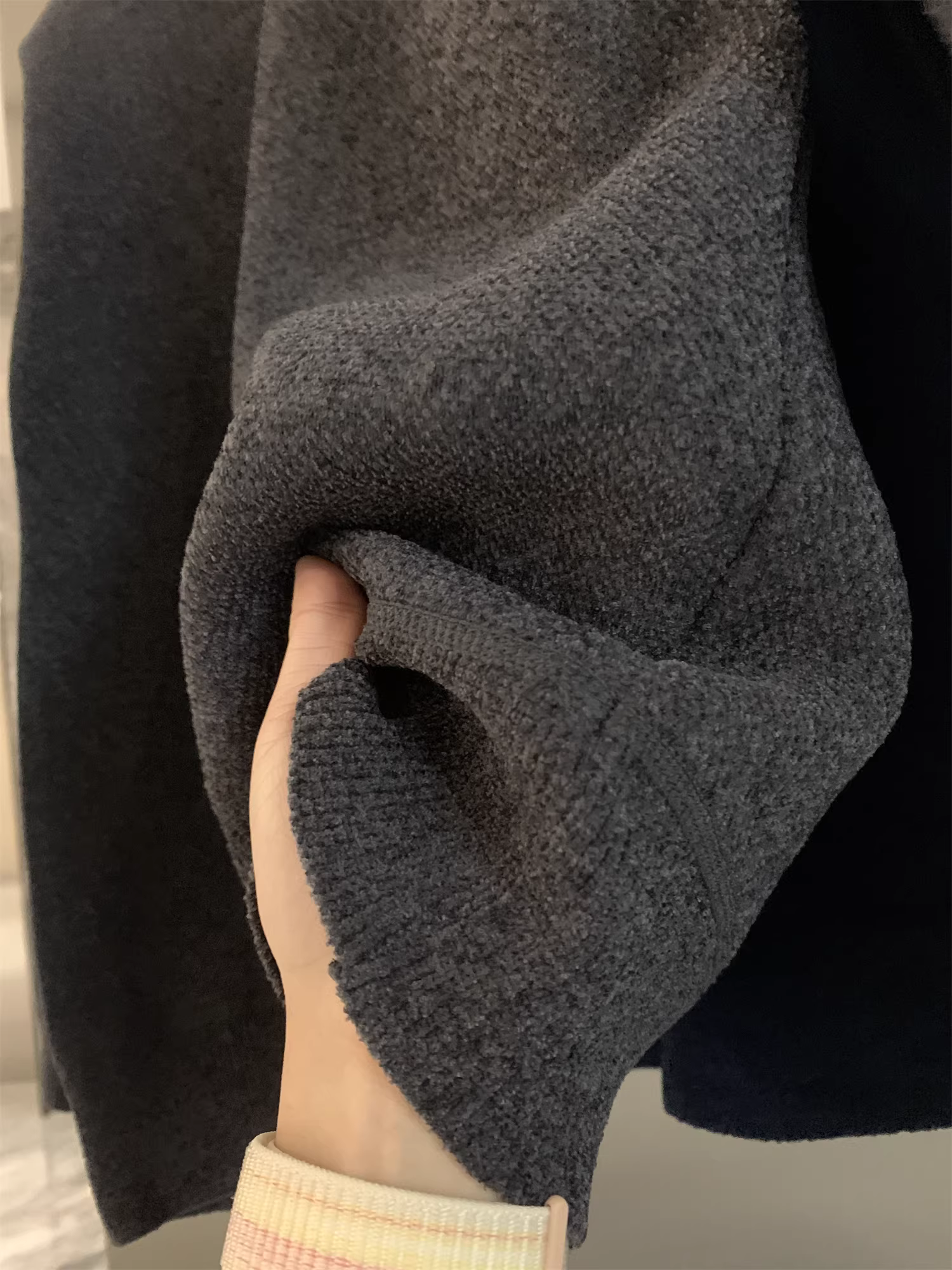 Đơn đặt hàng của công ty Don Quixote ODM! Chất liệu len chenille do khách hàng cung cấp! Áo len dệt kim cổ tròn, lót lông cừu, dày dặn, ấm áp dành cho nam.