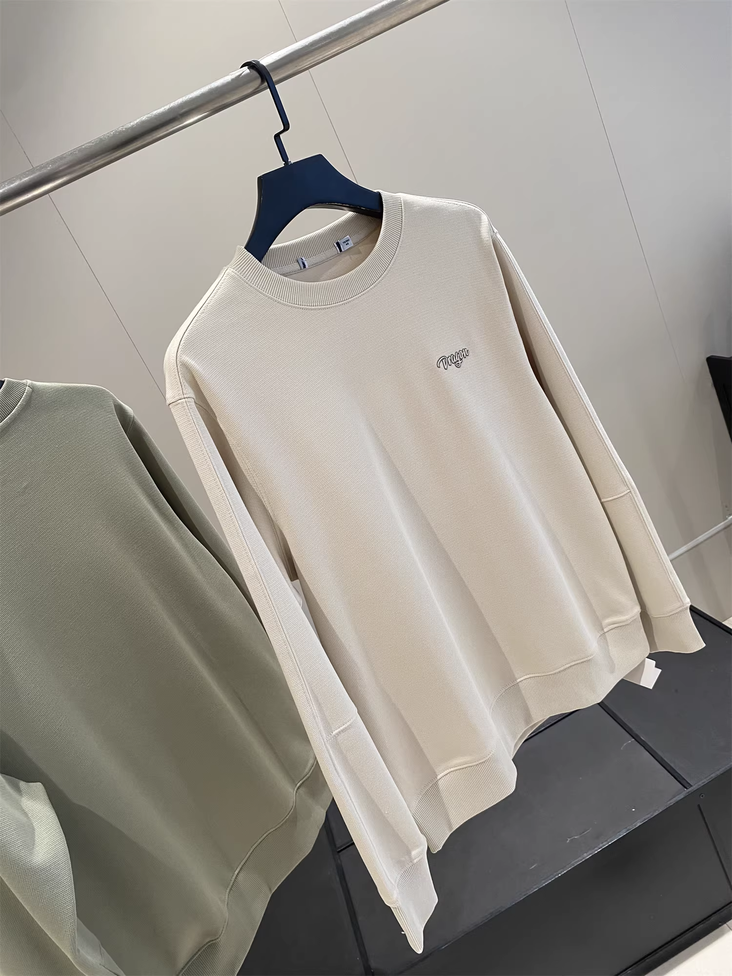 Don Quixote là một sản phẩm đơn giản và đa năng! Áo thun nam đơn giản, màu trơn, thân thiện với da, thoải mái, thoáng khí, cổ tròn, tay dài.