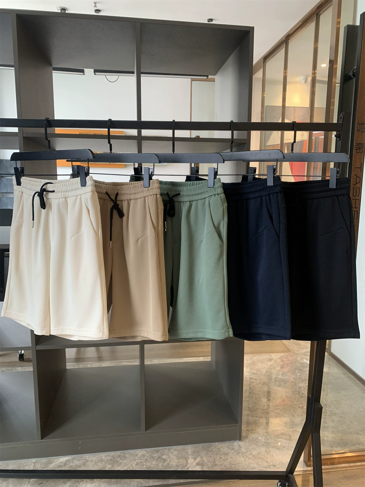 Đơn đặt hàng của công ty Don Quixote ODM! Thân thiện với da, thoáng khí và co giãn! Quần short nam ống thẳng năm phần mùa hè mới.