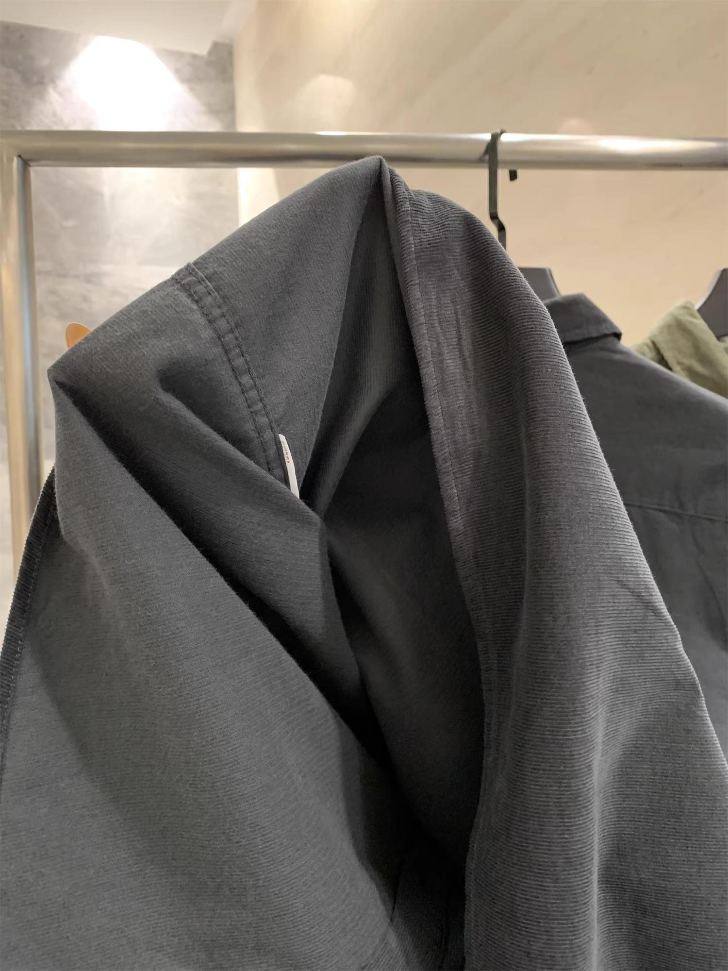 Don Quixote 100% cotton! Chất liệu vải chải mềm mại, thân thiện với da, màu trơn, áo sơ mi dài tay cổ trụ đa năng, phong cách thường ngày.