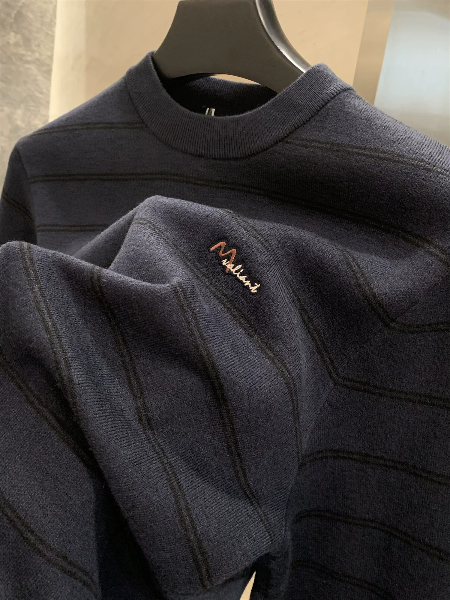 Don Quixote H series! Lớp lót lông cừu tích hợp! Áo len dệt kim cổ tròn sọc ngang dành cho nam mùa thu đông hợp thời trang