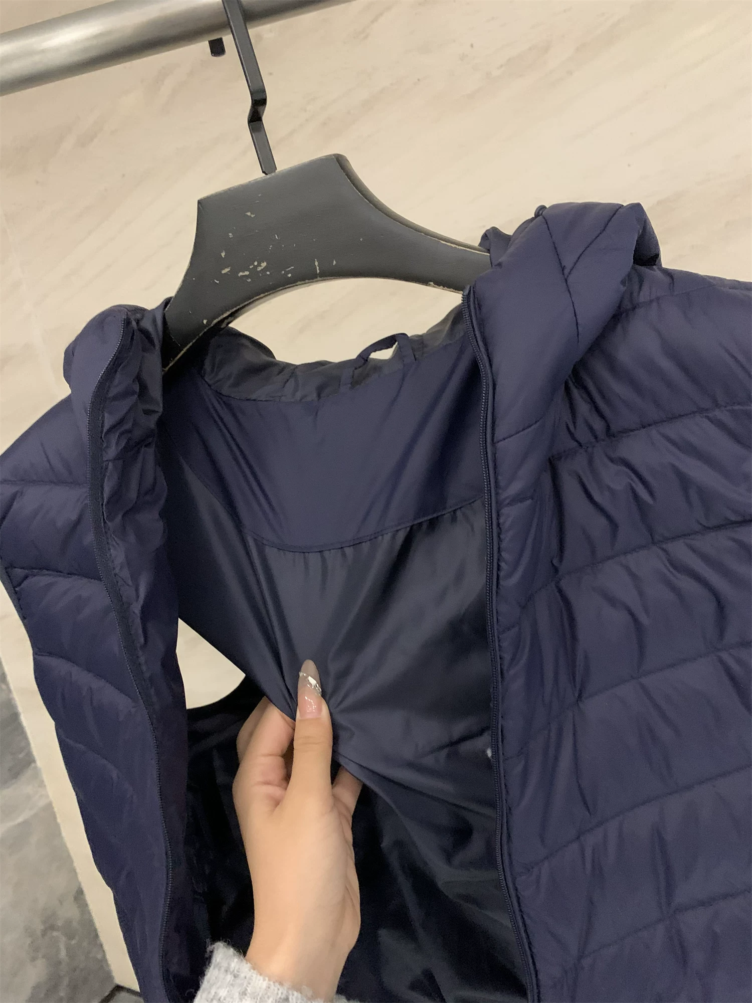 Don Quixote U series giống hệt nhau! Áo khoác phao có mũ trùm đầu đa năng, chất liệu nylon 40D may chần, thích hợp cho mùa thu và mùa đông.