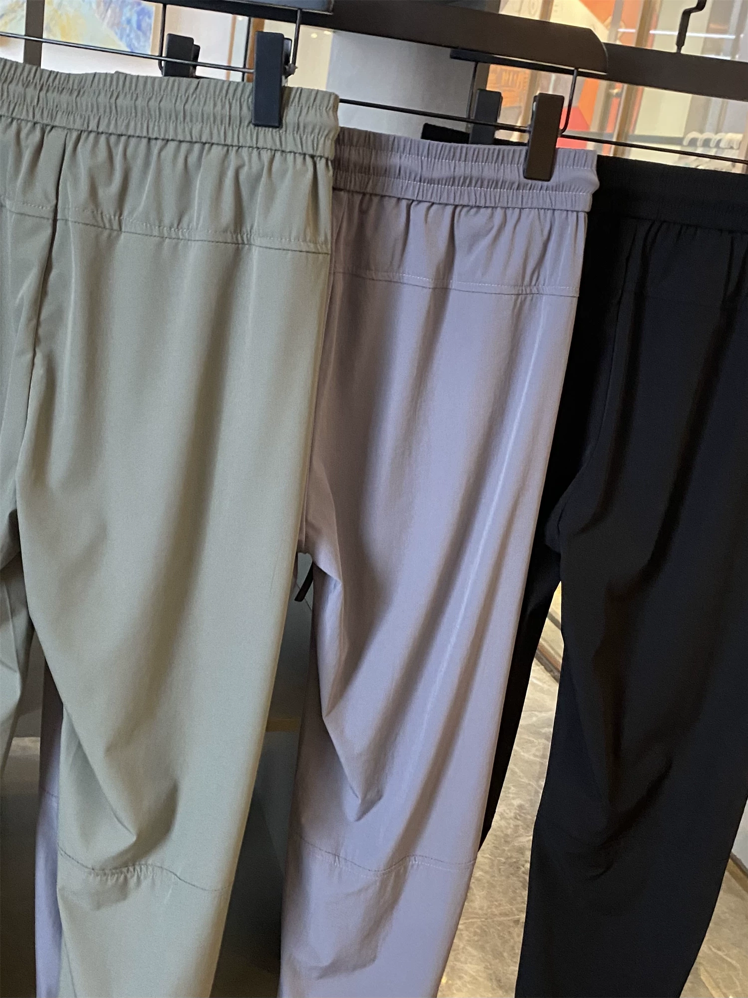 Don Quixote có thể thở được! Vải lụa băng thoáng khí và co giãn cao ở mọi mặt! Quần thể thao nam mỏng, có dây rút, kiểu dáng thường ngày