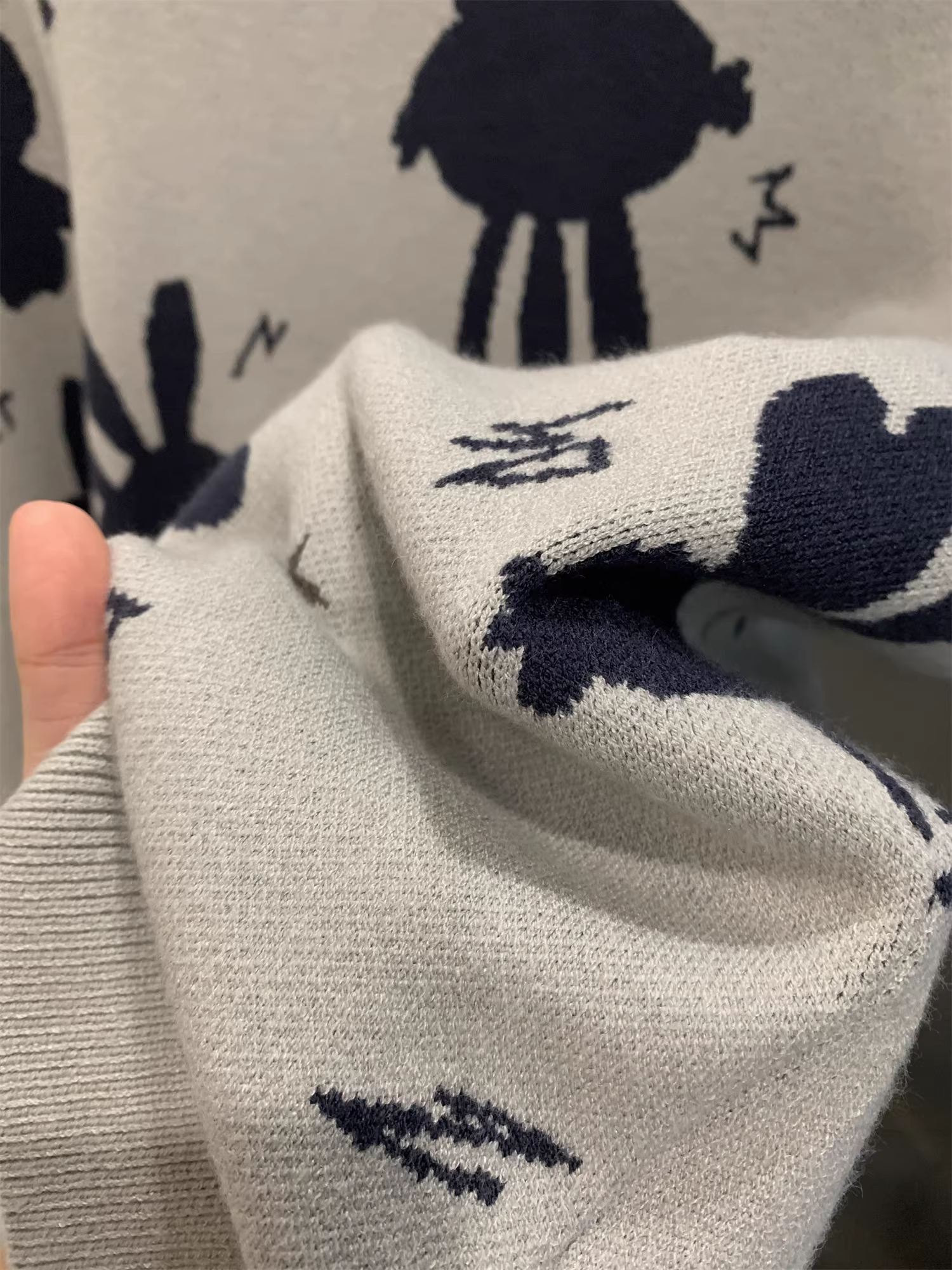 Thương hiệu Don Quixote H! Áo len dệt jacquard phối màu nổi bật! Chất liệu len pha! Áo len cổ tròn nam thời thượng mùa thu đông.