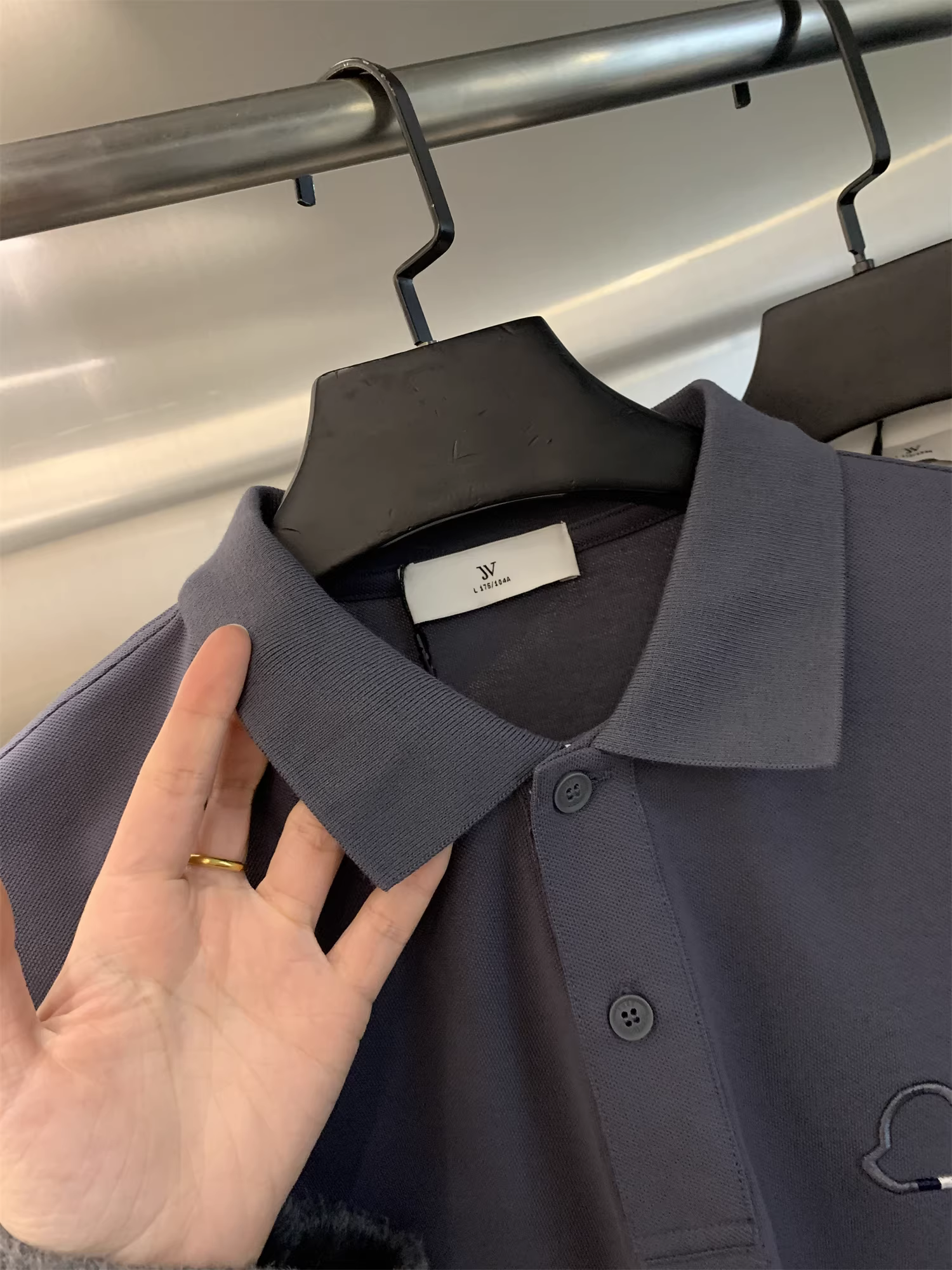 Phong cách nhà thiết kế Don Quixote! Áo thun nam cổ tròn tay ngắn chất liệu vải tuýt cao cấp, mềm mại, tinh tế và có cấu trúc.