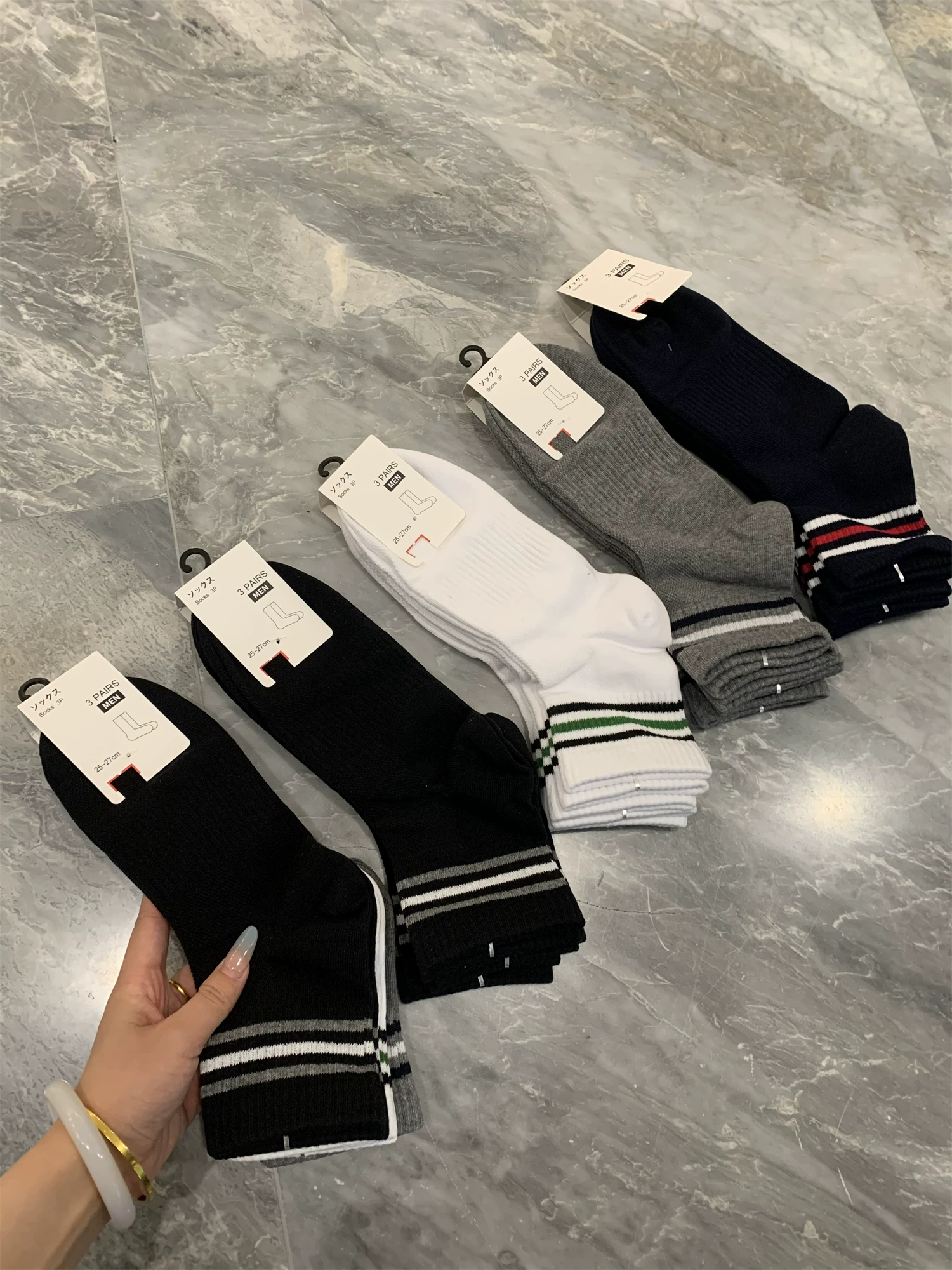 Giảm giá hàng ngày của Don Quixote! Một thẻ, ba đôi! Tất đan len thoáng khí, cổ thấp, phải có.