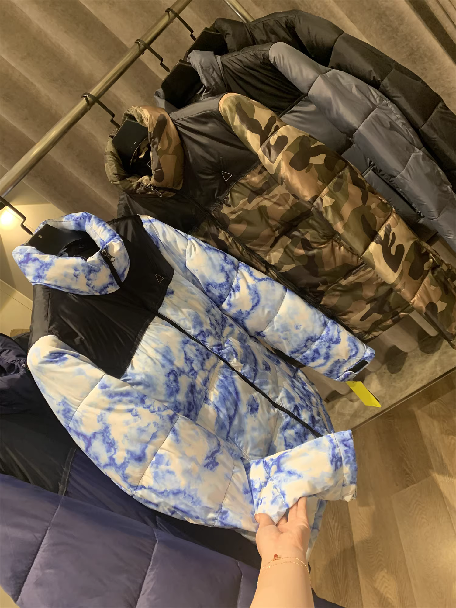 Áo khoác nam cổ đứng in họa tiết phối màu chất liệu cotton dày dặn, mềm mại và ấm áp theo phong cách châu Âu và Mỹ! Mùa thu đông.