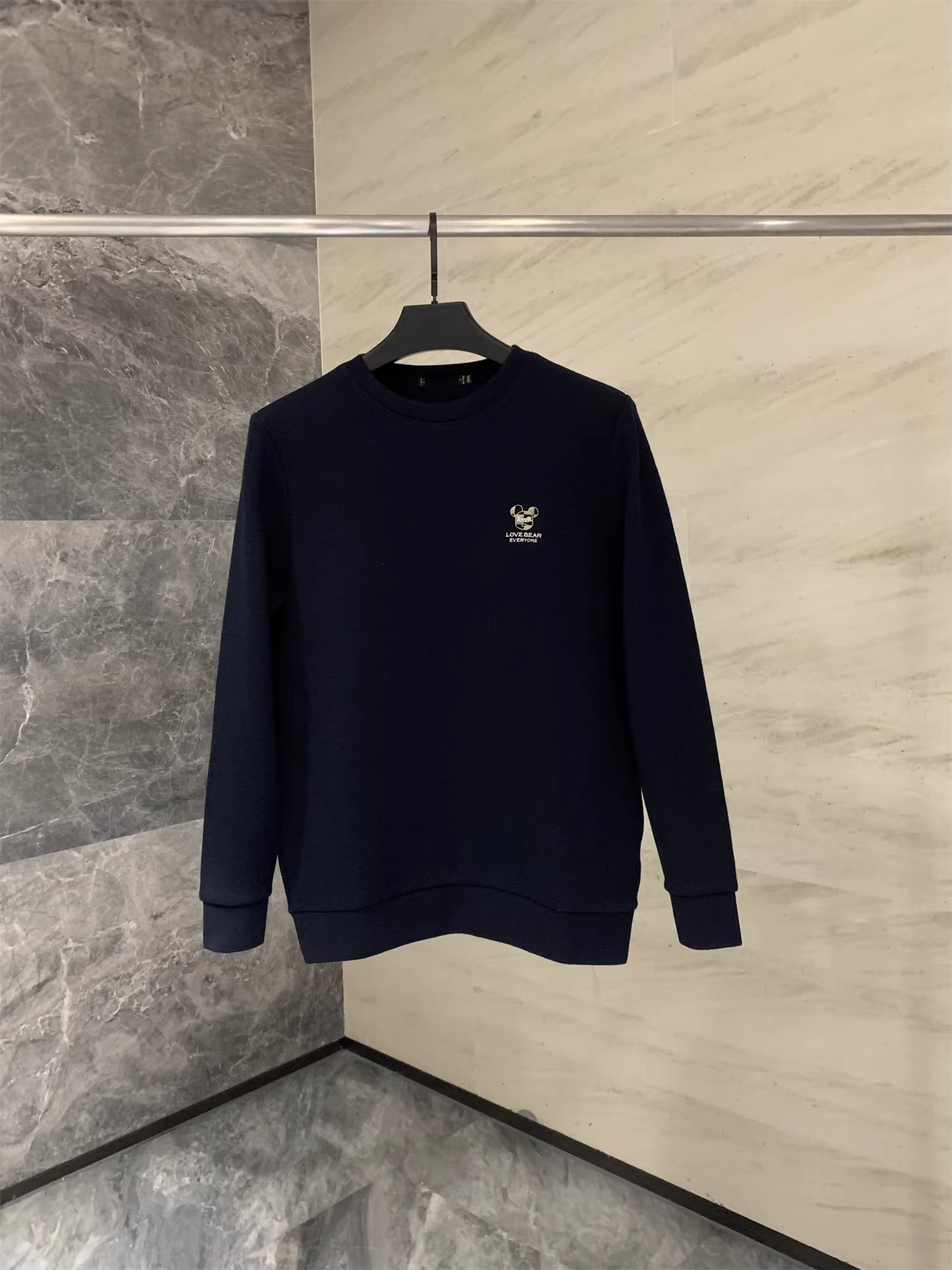 Don Quixote 278 đang trên quầy! Áo len lót lông cừu và dày dặn! Áo len dệt kim cổ tròn thêu họa tiết, đa năng, phong cách mùa thu đông.