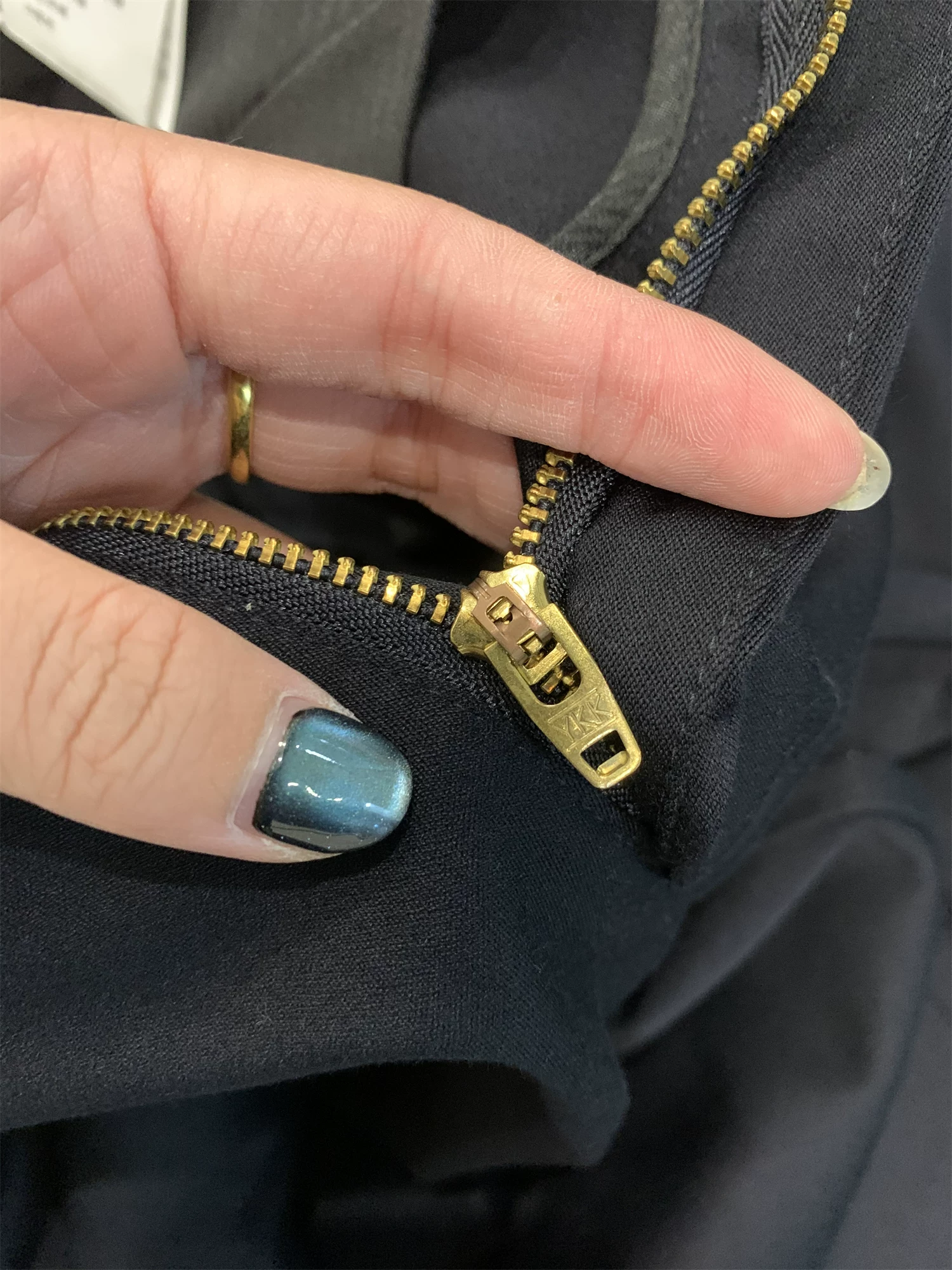 Quần âu nam Don Quixote Old Money Cashmere! Quần âu nam chất liệu cashmere mềm mại, ấm áp, dáng thẳng, thích hợp cho mùa thu đông.