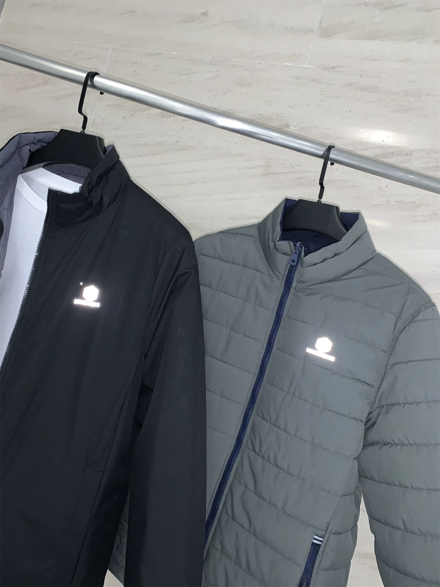 Don Quixote - Sự kết hợp giữa phong cách Ý và sự sang trọng nhẹ nhàng! Dòng sản phẩm có thể đảo ngược! Áo khoác cotton có cổ đứng, chống thấm nước và gió, có thể đảo mặt, thích hợp cho mùa thu và mùa đông.