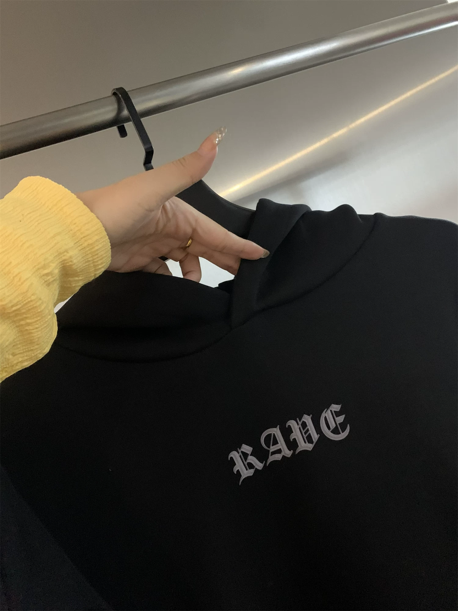 Don Quixote cá nhân cũng khuyên dùng! Áo nỉ nam có mũ trùm đầu, lót lông cừu, dày dặn, ấm áp, màu đen, thích hợp cho mùa thu đông.