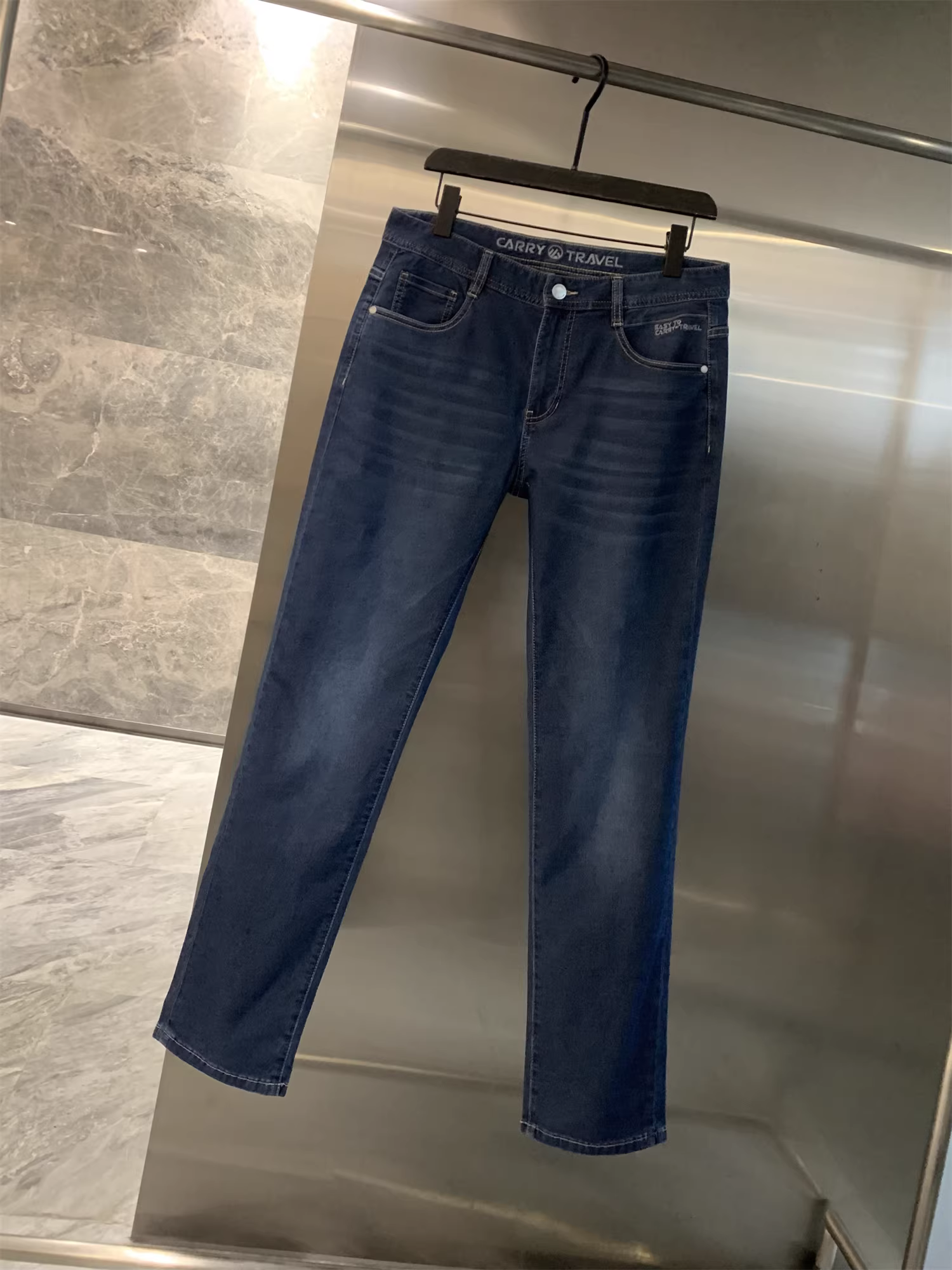 Dòng sản phẩm nhẹ Don Quixote! Chất liệu cotton pha, mềm mại và nhẹ nhàng, quần âu ống đứng, quần jean nam.