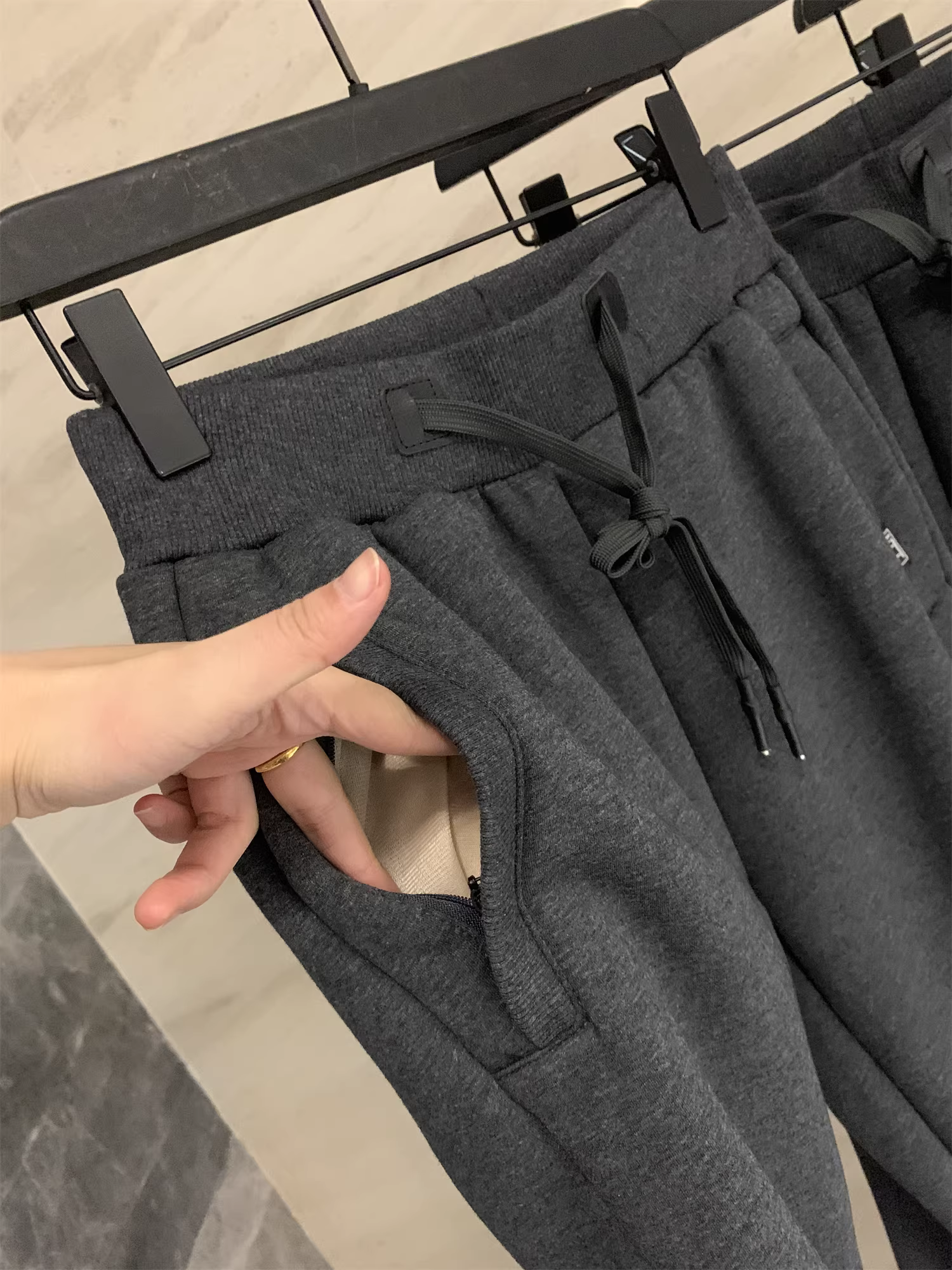 Don Quixote cá nhân rất khuyến khích! Có lớp lót lông cừu và được làm dày! Quần thể thao và quần mặc thường ngày có lưng thun giữ ấm mùa đông và giữ nhiệt cho nam giới.