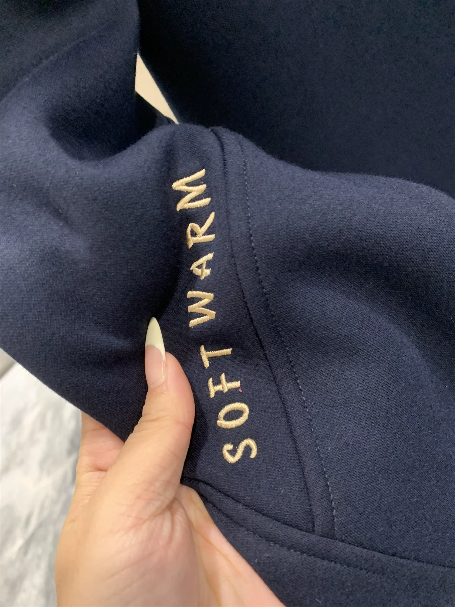 Don Quixote Classic H Series! Thiết kế 3D! Áo nỉ cổ tròn chất liệu dệt kim dày dặn, lót lông cừu, giữ ấm, kiểu dáng thường ngày dành cho nam.