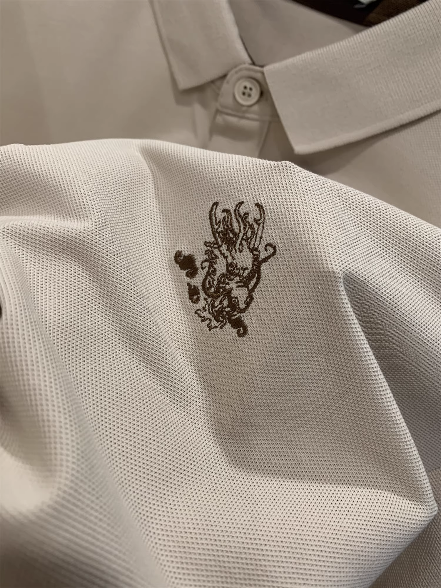 Don Quixote đi mua sắm để đặt hàng! Thoải mái và thoáng khí! Áo polo nam mùa hè màu trơn thêu tay tay ngắn