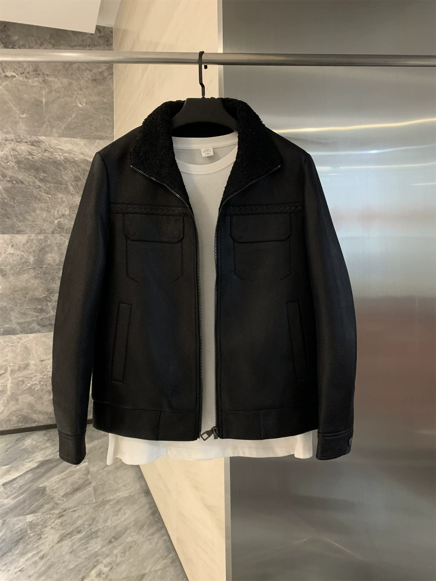 Áo khoác nam phong cách Don Quixote mạnh mẽ! Bề mặt da PU đã qua xử lý + lớp lót lông cừu giữ nhiệt, cổ đứng.