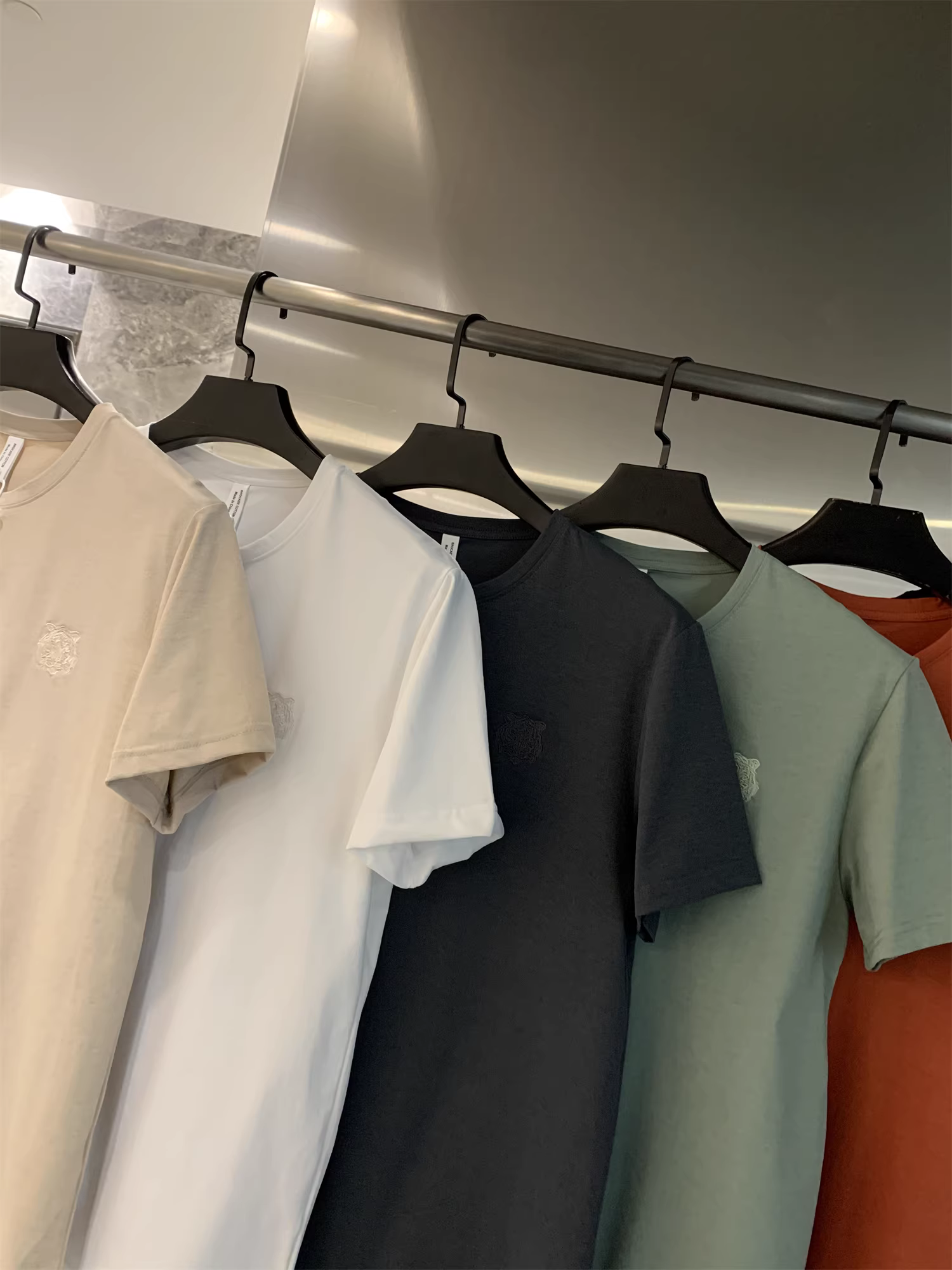 Don Quixote thêu hình đầu hổ tinh tế! Sự thoải mái hoàn hảo! Áo thun nam ngắn tay cổ tròn thông thường mùa hè hợp thời trang