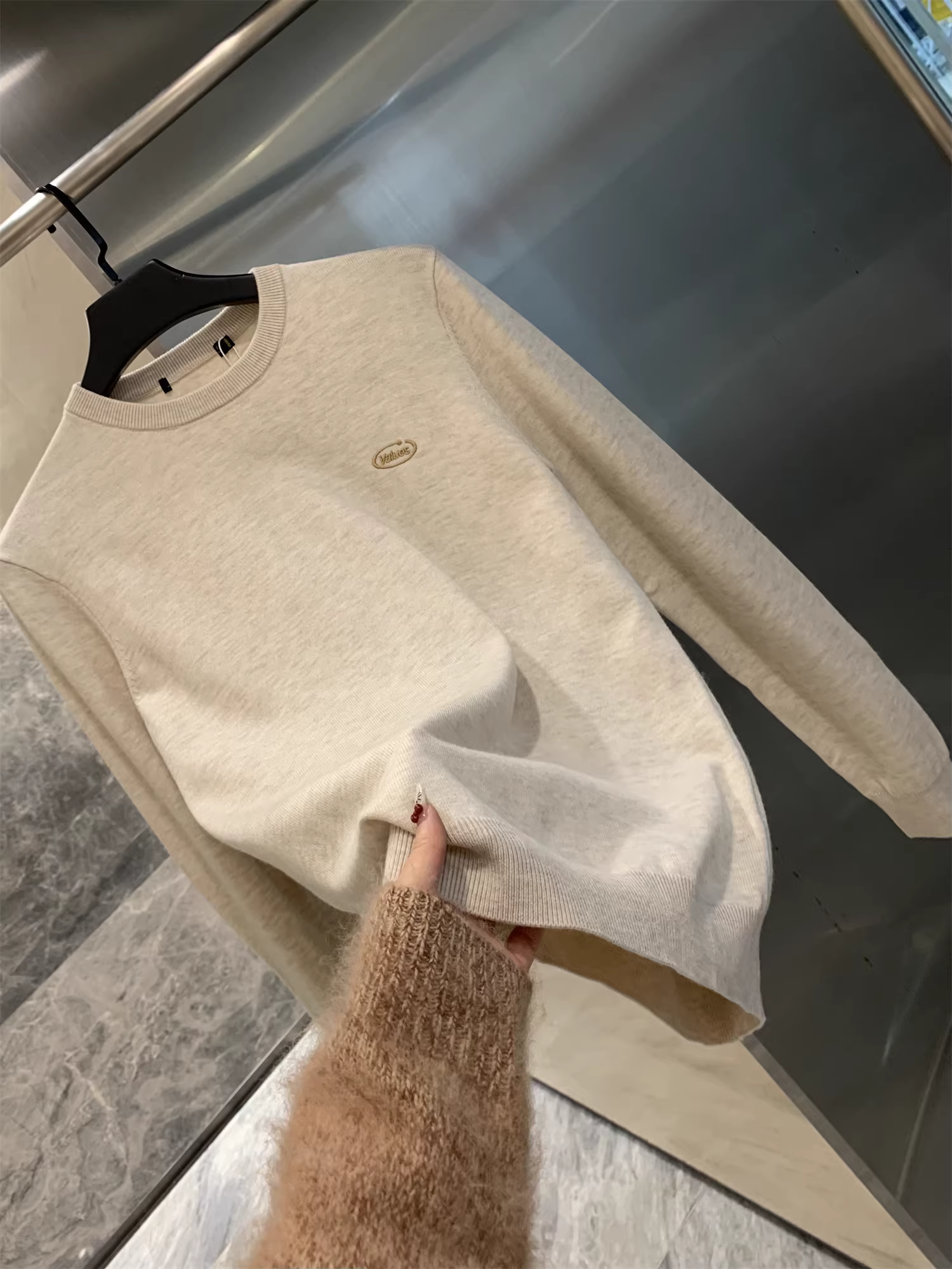 Ưu điểm của thương hiệu Don Quixote H! Mềm mại và thân thiện với làn da! Áo len nam dệt kim mịn ấm áp mùa thu đông, cổ tròn, hợp thời trang.