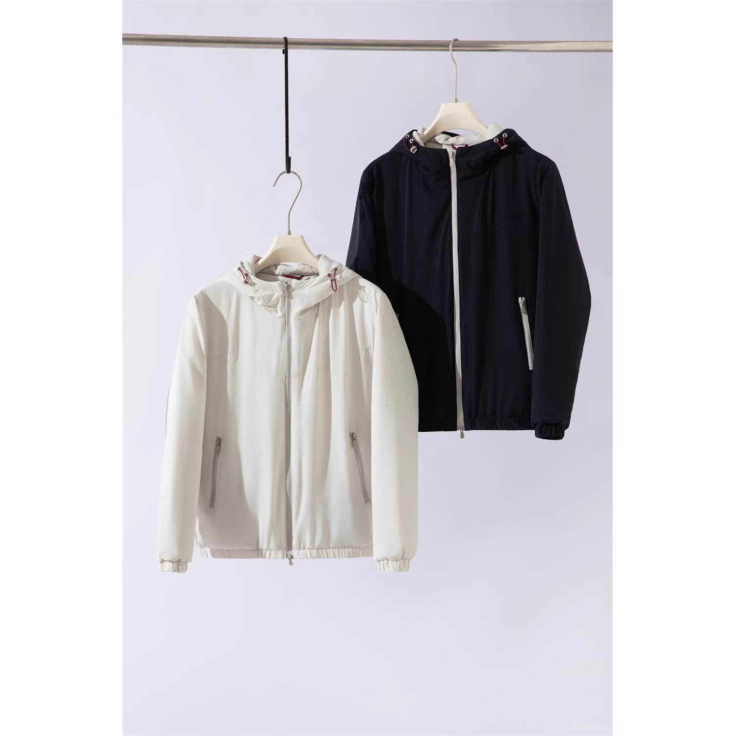 Don Quixote, phong cách sang trọng nhẹ nhàng và cổ điển! Áo khoác cotton có mũ dày dặn và ấm áp, được làm từ chất liệu pha len cừu và tơ tằm.