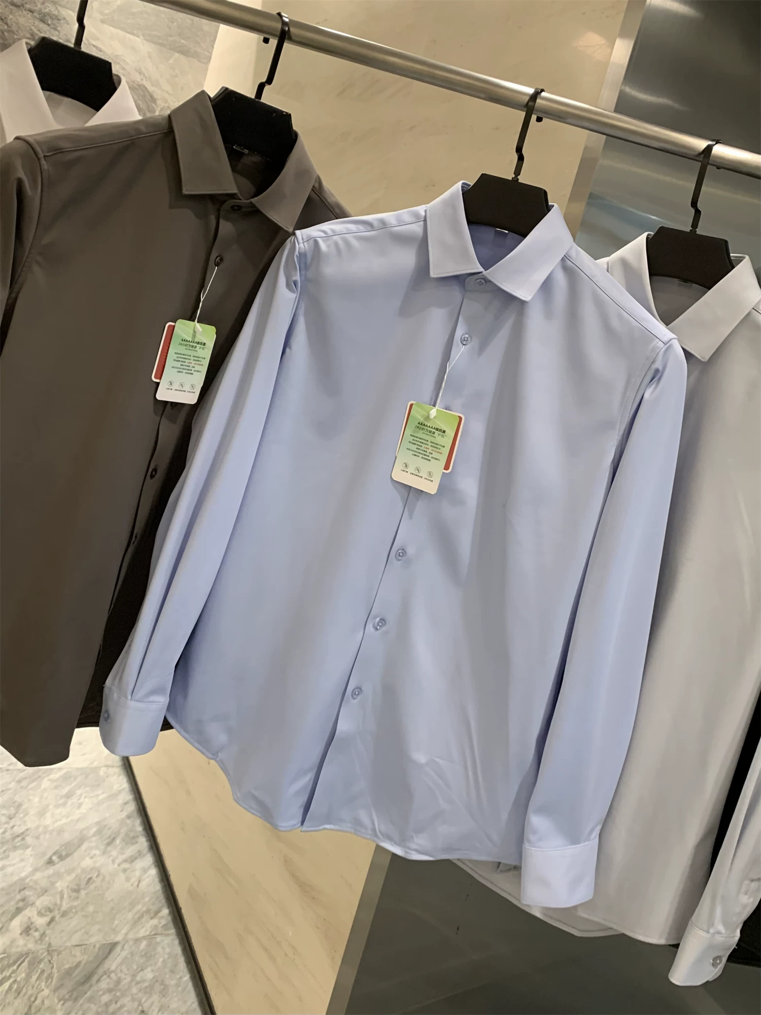 Don Quixote có khí chất thanh lịch! Lớp lót là nhung ấm áp! Áo sơ mi dài tay màu trơn, cổ trụ, mặc ấm áp mùa thu đông.