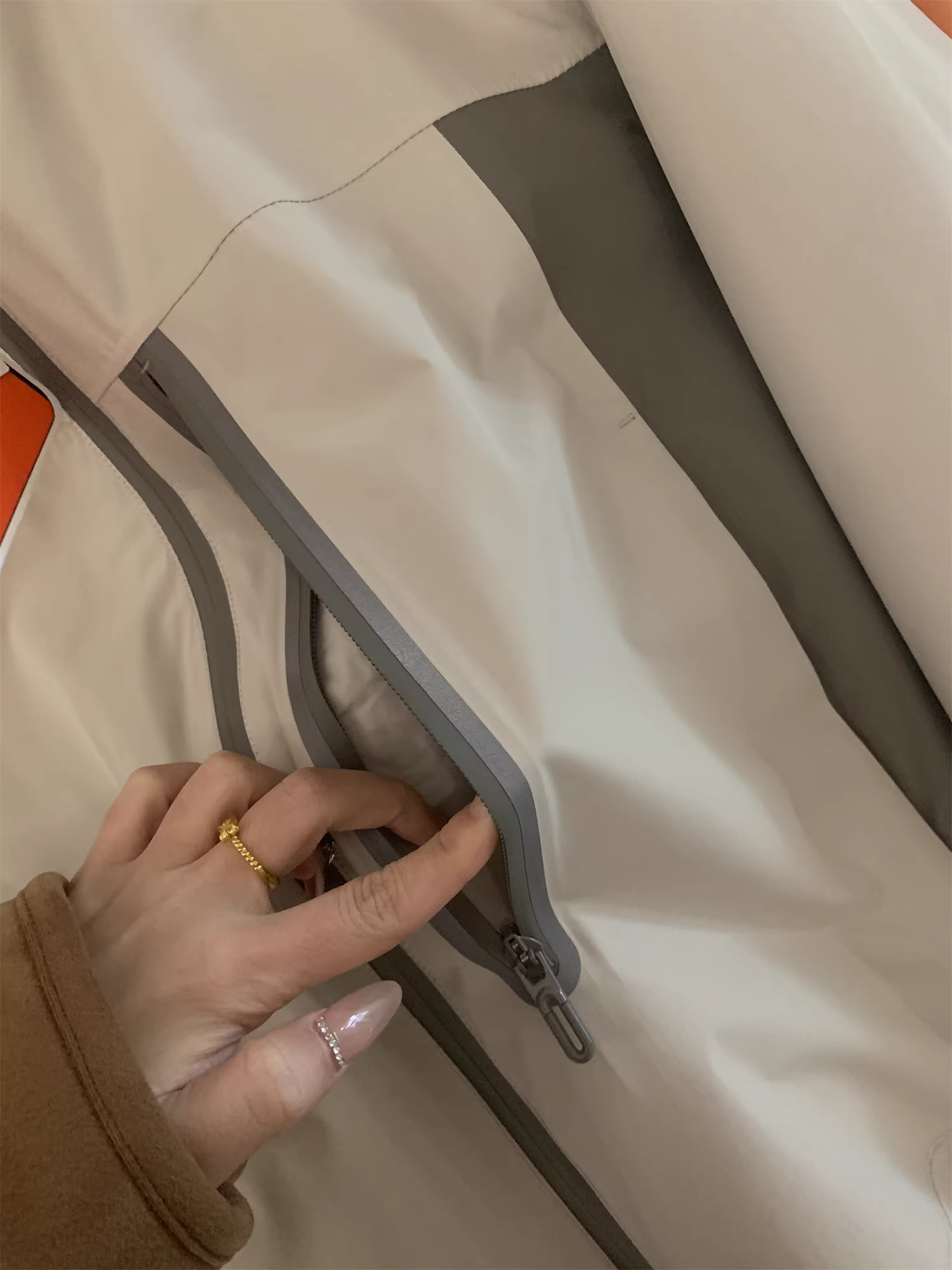 Don Quixote mặc một bộ trang phục và có thể mặc nó ba cách! Áo khoác ba trong một của Gao Duan với độ dày 90% lông ngỗng, mềm mại, chống lạnh, ấm áp dành cho nam giới.