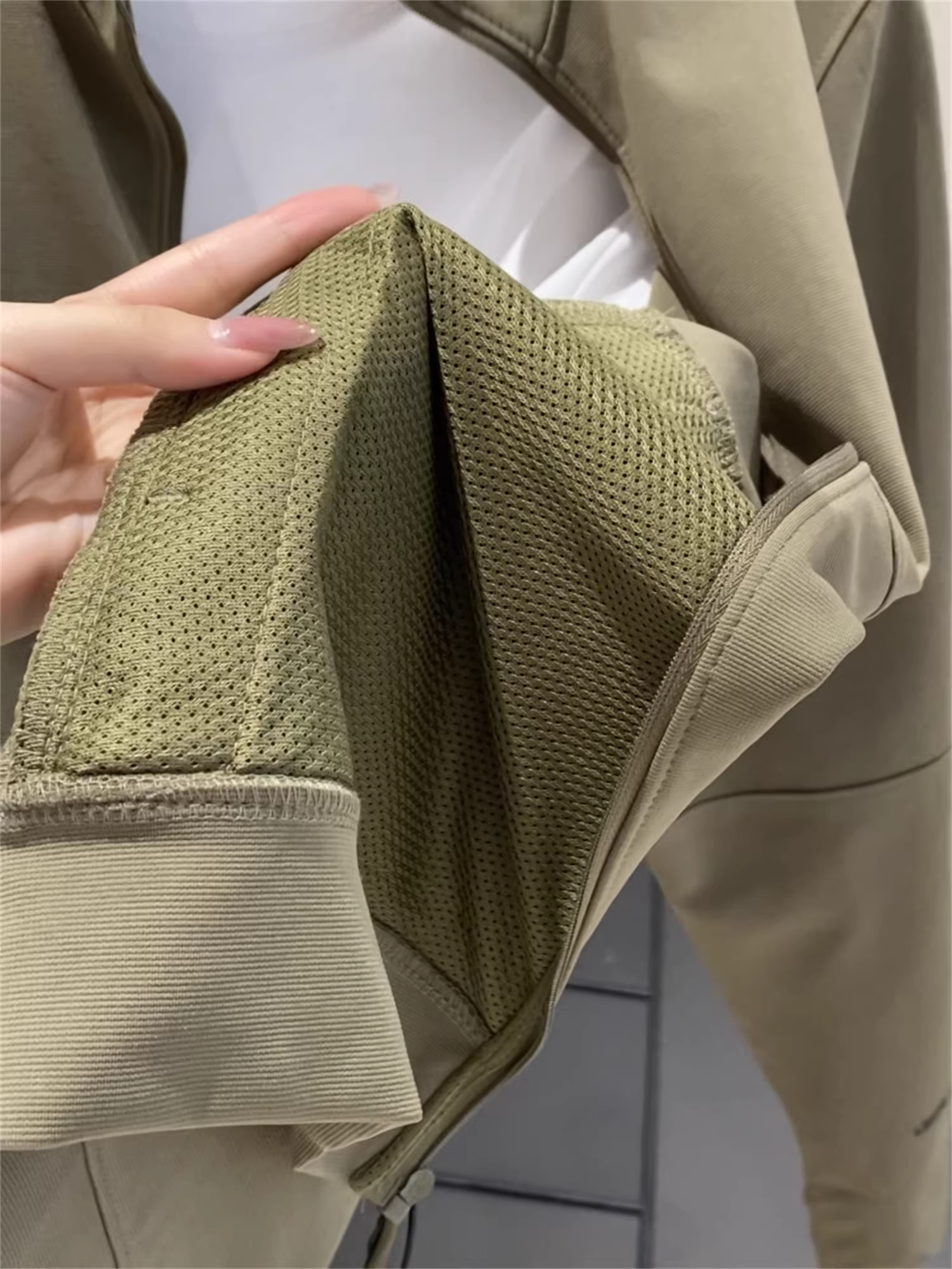 Sản phẩm hàng đầu của Don Quixote đã đến rồi! Áo khoác nam chất liệu thoáng khí, có họa tiết của Leavo Johnson, sản xuất tại Ý.