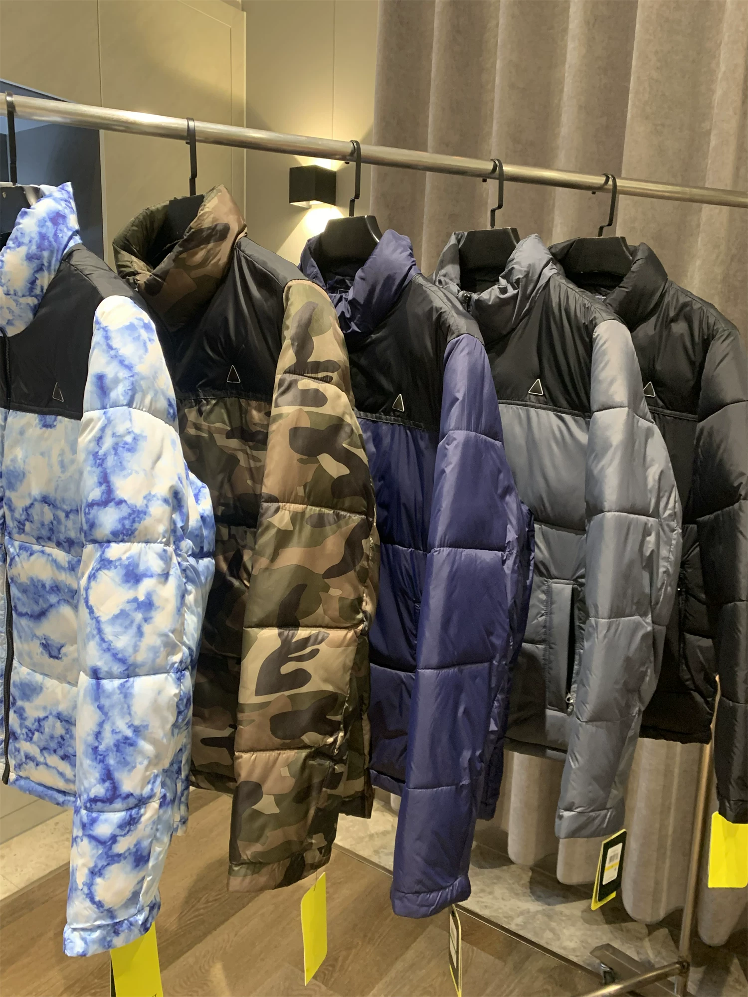 Áo khoác nam cổ đứng in họa tiết phối màu chất liệu cotton dày dặn, mềm mại và ấm áp theo phong cách châu Âu và Mỹ! Mùa thu đông.