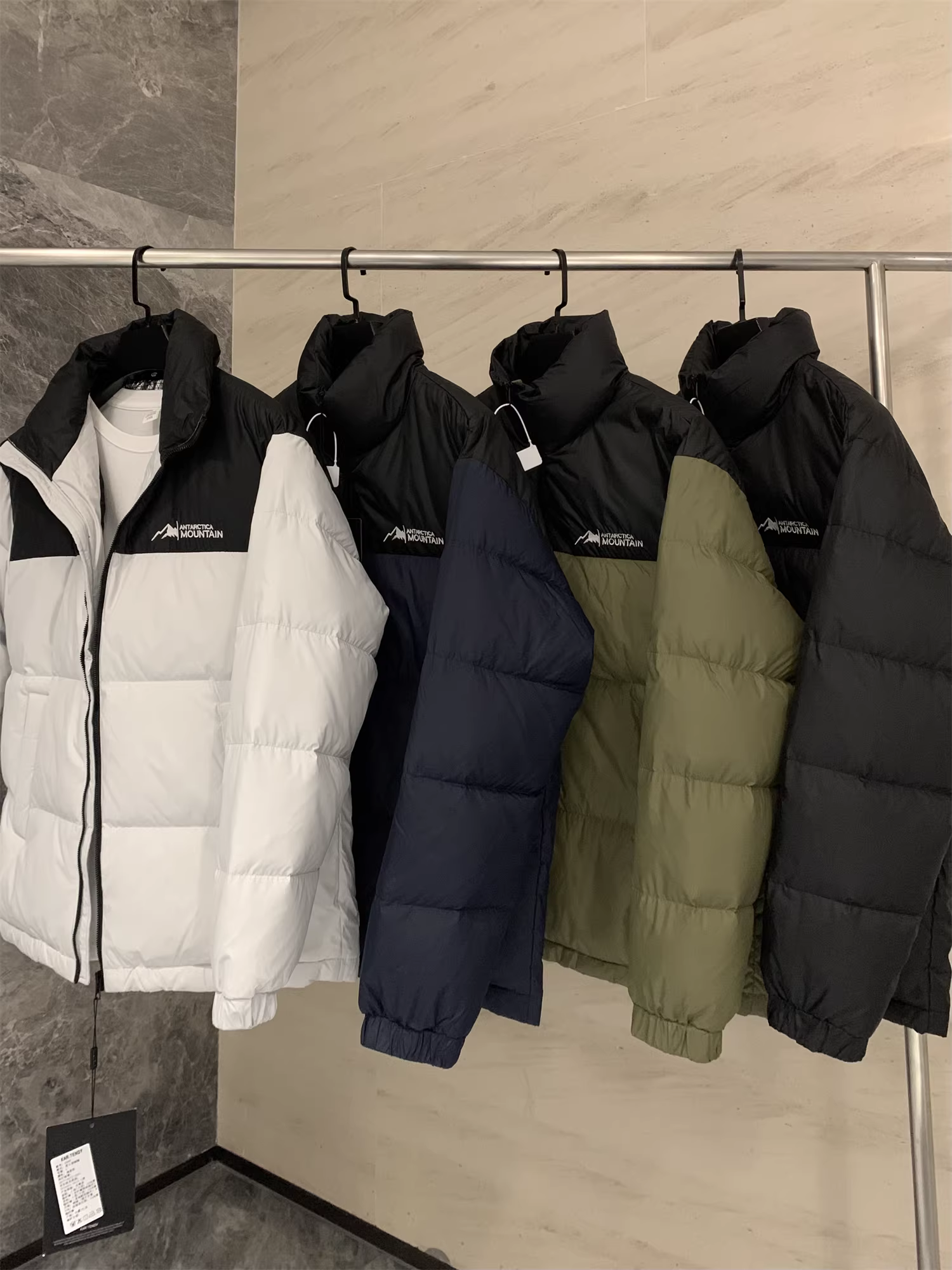 Don Quixote 90% lông vũ trắng + khả năng phản xạ nhiệt một phần! Áo khoác cổ đứng dày dặn, ấm áp, kiểu dáng thời trang.