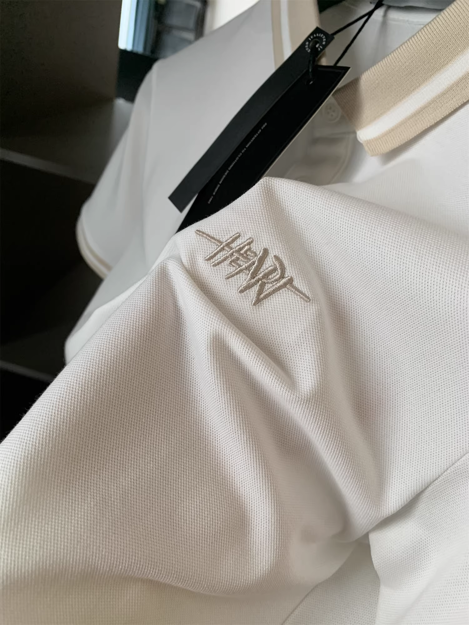 Áo Polo nam tay ngắn phối màu phong cách business casual, chất liệu cotton lưới Pique, thêu chữ tinh tế theo phong cách Don Quixote.