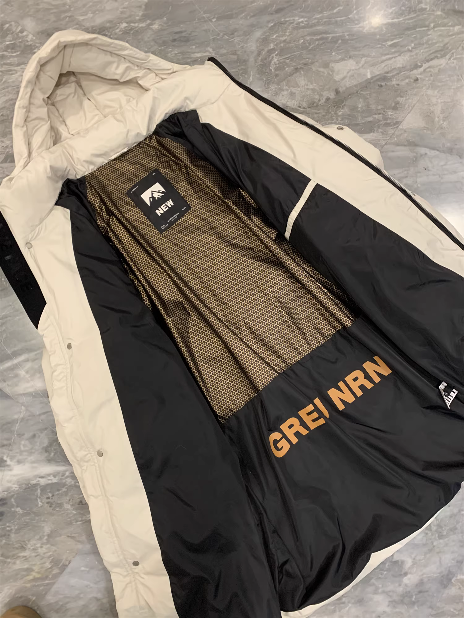 Áo khoác lông vũ có mũ trùm đầu dài trung bình mùa đông, chất liệu 90% lông vịt, dày dặn và ấm áp! Sản phẩm kinh điển của Don Quixote ODM!