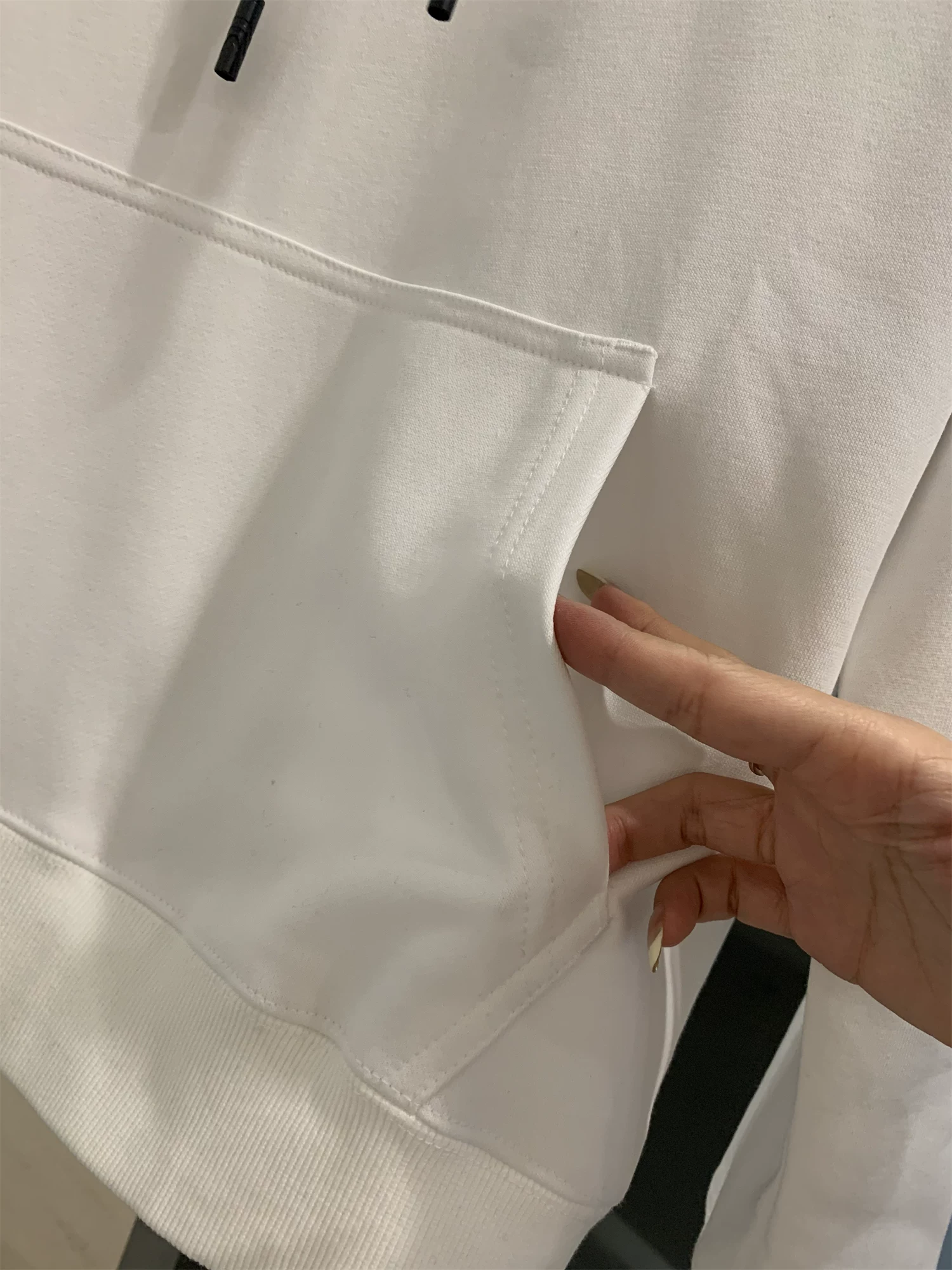 Don Quixote, một màu sắc đa năng! Áo nỉ có mũ trùm đầu dành cho nam mùa thu mới có lớp lót bằng vải bông.